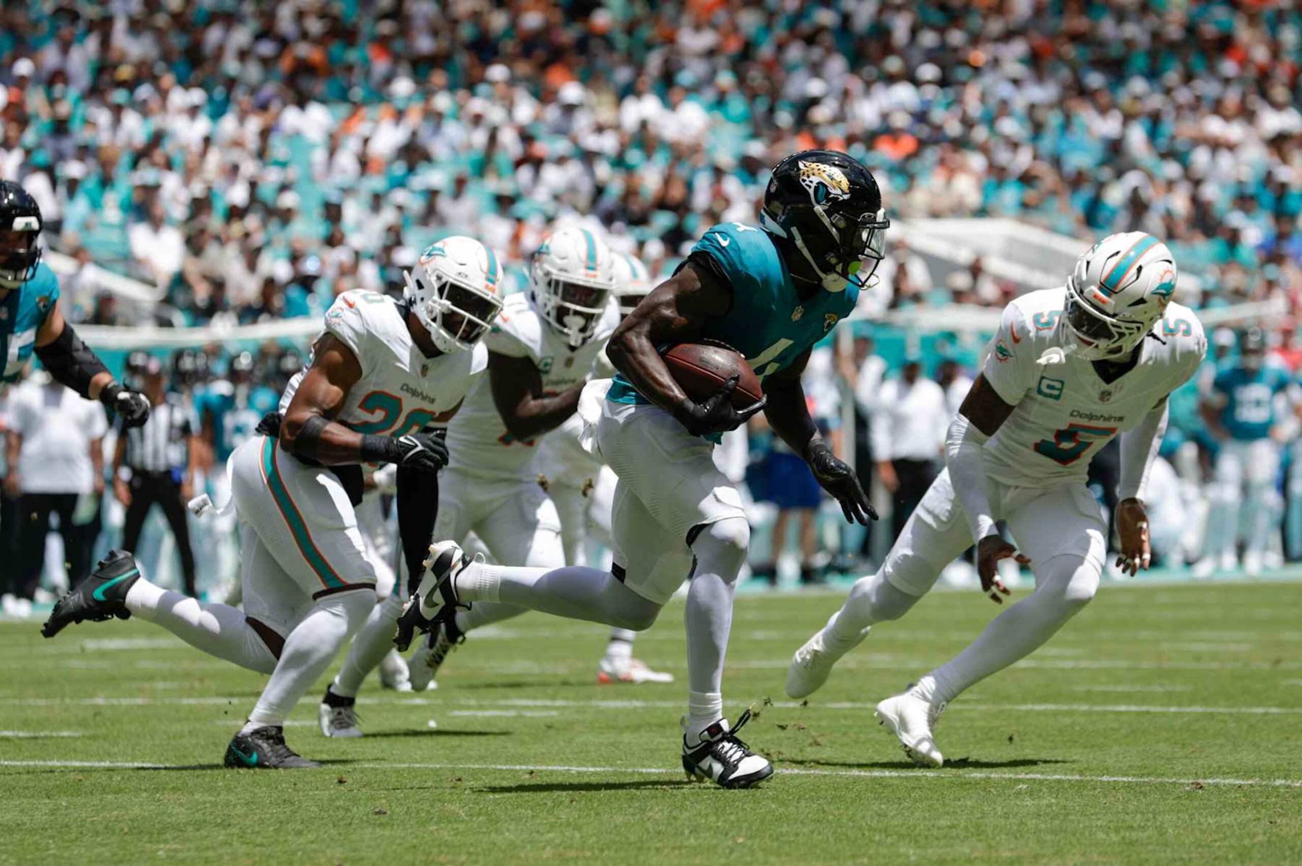 MIAMI GARDENS, FL - SEPTEMBER 08: Jacksonville Jaguars running back Tank Bigsby (4) runs with the ball during the game between the Jacksonville Jaguars and the Miami Dolphins on September 8, 2024 at Hard Rock Stadium in Maimi Gardens, Fl. (Photo by David Rosenblum/Icon Sportswire via Getty Images)