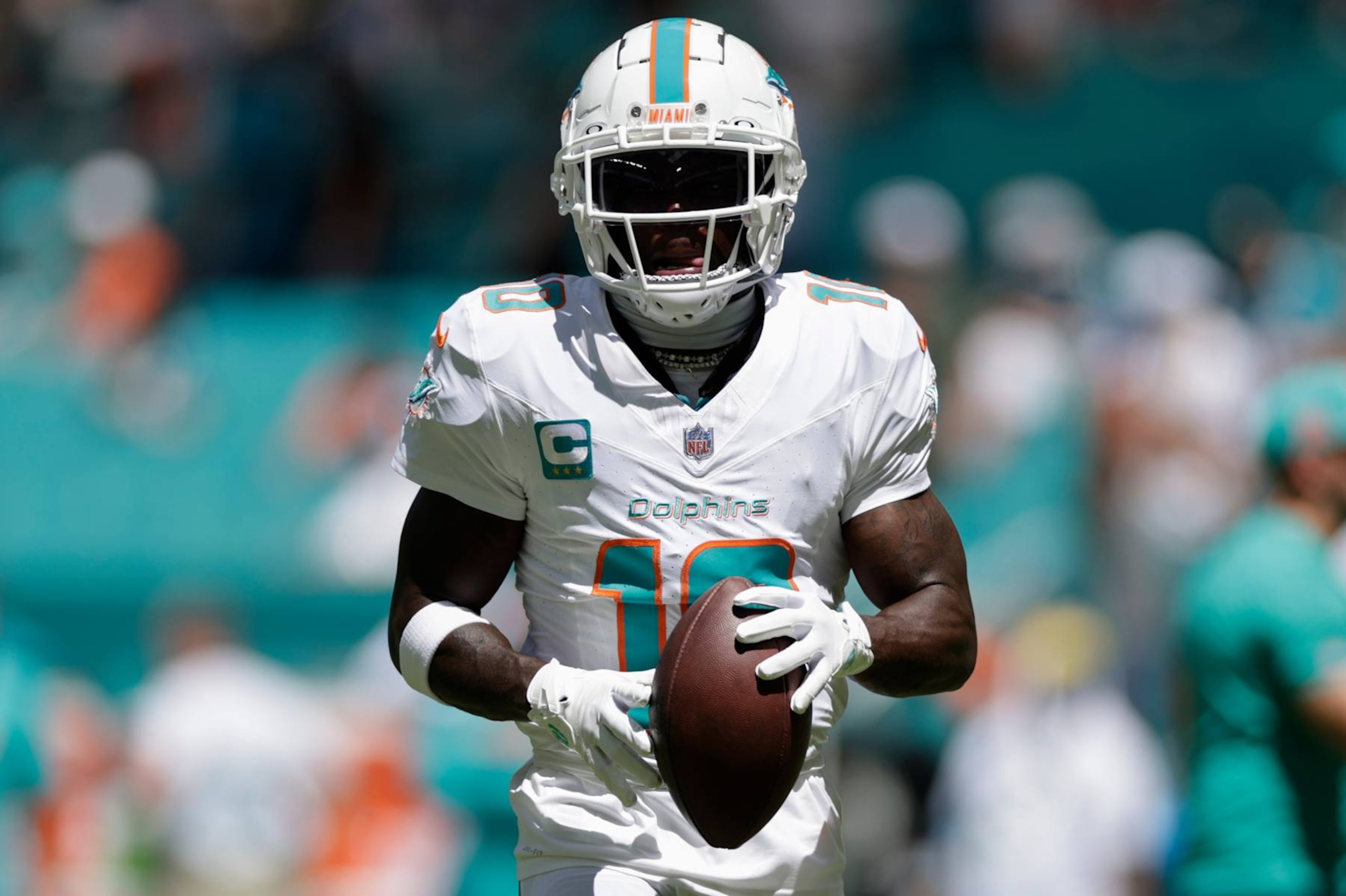 MIAMI GARDENS, FL - SEPTEMBER 08: Miami Dolphins wide receiver Tyreek Hill (10) warms up before the game between the Jacksonville Jaguars and the Miami Dolphins on September 8, 2024 at Hard Rock Stadium in Maimi Gardens, Fl. (Photo by David Rosenblum/Icon Sportswire via Getty Images)