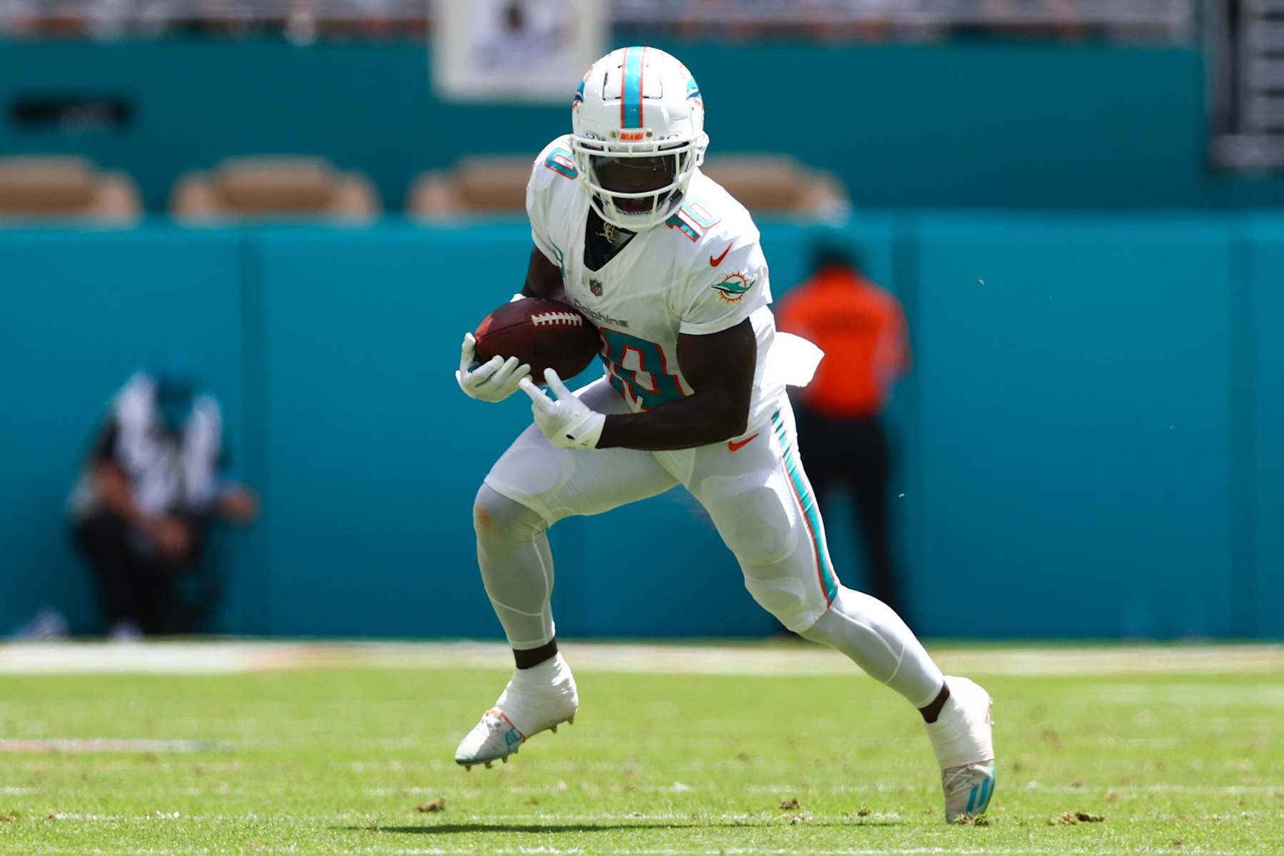 MIAMI GARDENS, FLORIDA - SEPTEMBER 08: Tyreek Hill #10 of the Miami Dolphins carries the ball against the Jacksonville Jaguars during the first quarter of the game at Hard Rock Stadium on September 08, 2024 in Miami Gardens, Florida. (Photo by Megan Briggs/Getty Images)
