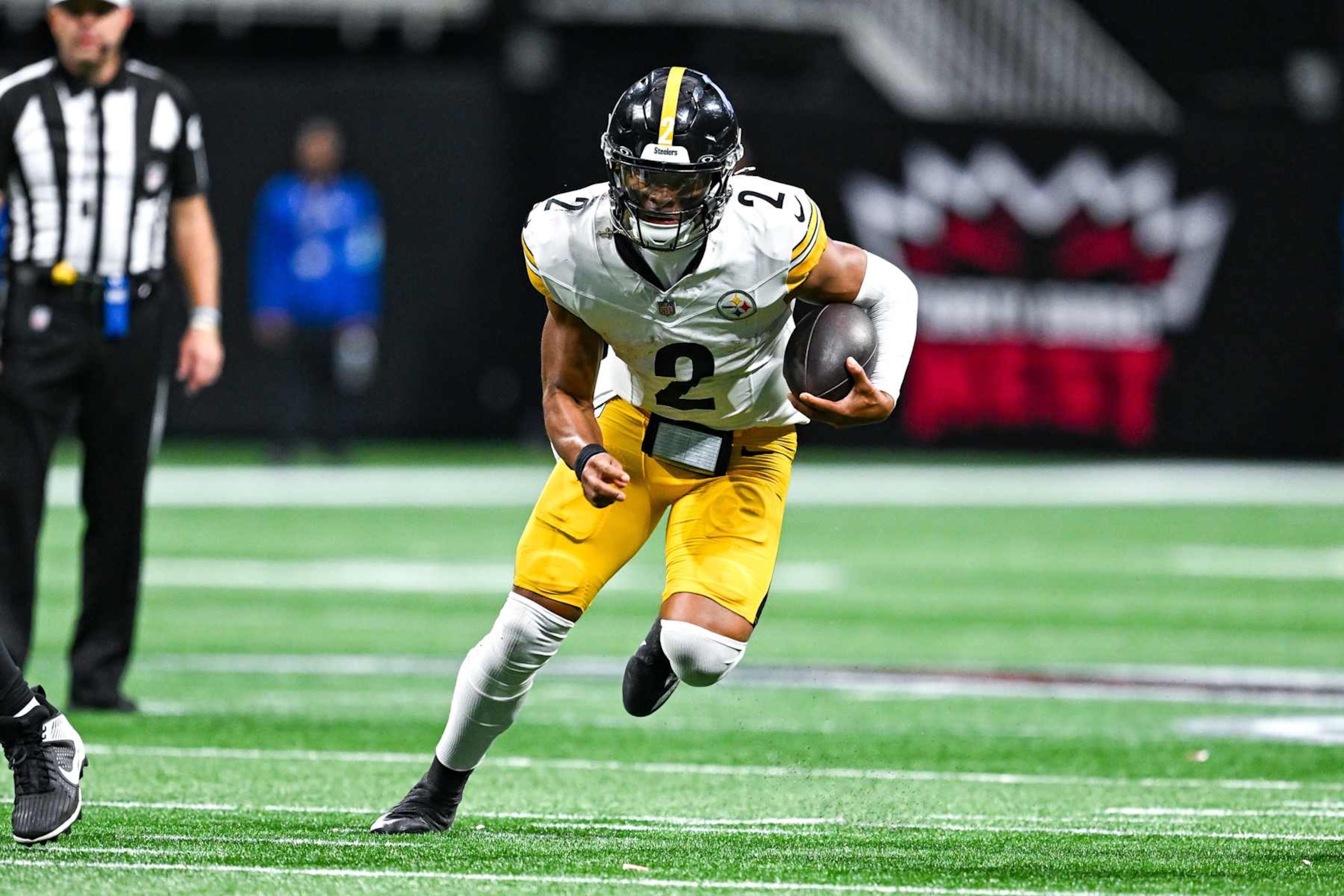 ATLANTA, GA  SEPTEMBER 08:  Pittsburgh quarterback Justin Fields (2) runs the ball during the NFL game between the Pittsburgh Steelers and the Atlanta Falcons on September 8th, 2024 at Mercedes-Benz Stadium in Atlanta, GA.  (Photo by Rich von Biberstein/Icon Sportswire via Getty Images)