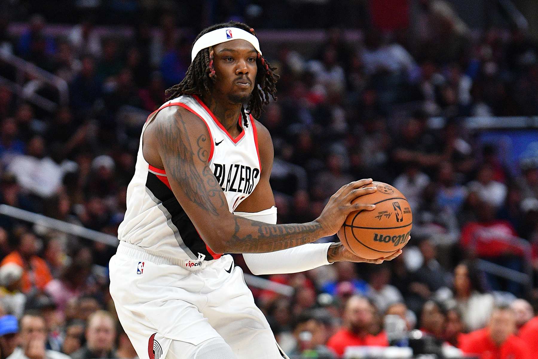 LOS ANGELES, CA - OCTOBER 25: Portland Trail Blazers center Robert Williams III (35) looks to make a pass during a NBA game between the Portland Trail Blazers and the Los Angeles Clippers on October 25, 2023 at Crypto.com Arena in Los Angeles, CA. (Photo by Brian Rothmuller/Icon Sportswire via Getty Images)