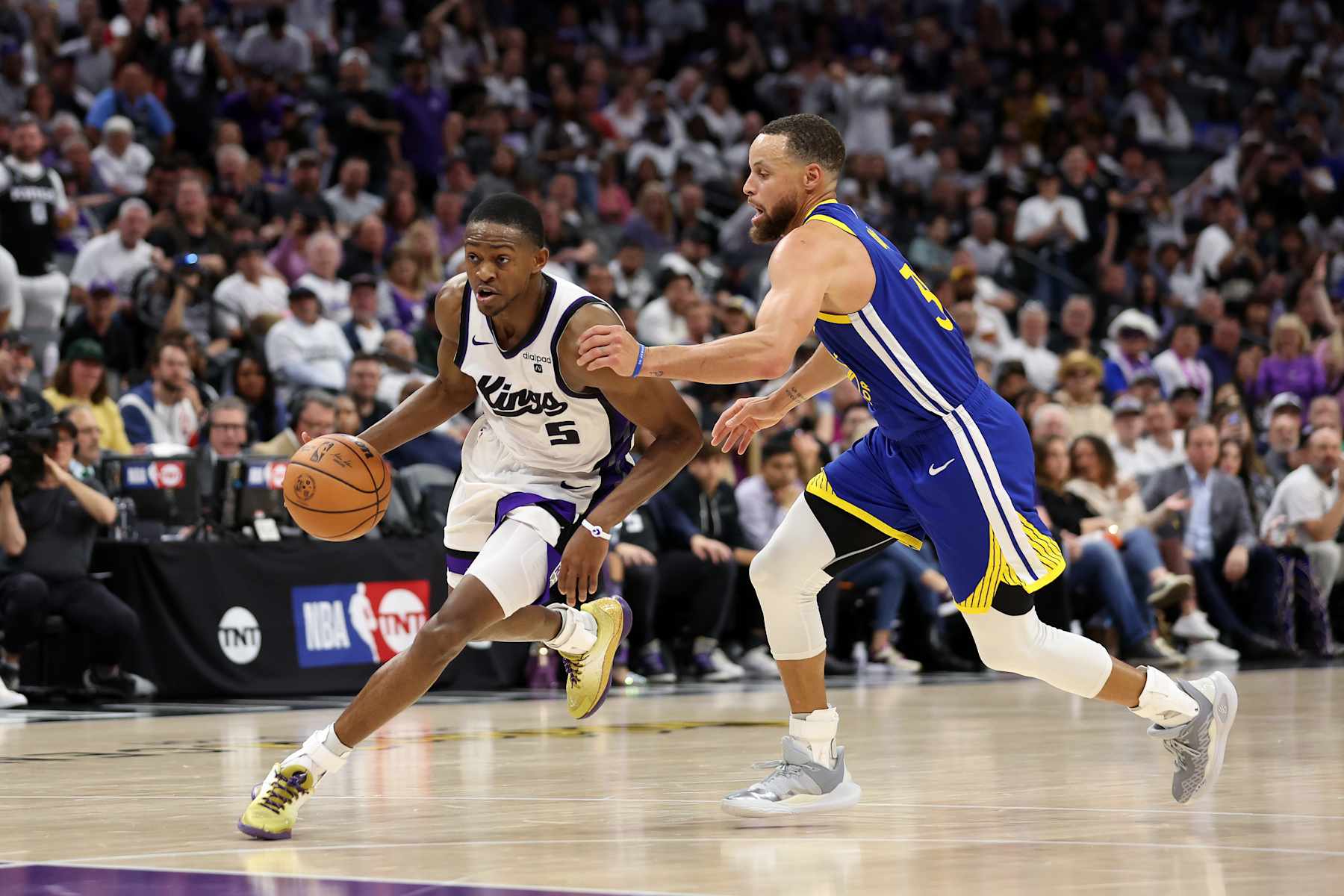 SACRAMENTO, CALIFORNIA - APRIL 16: De'Aaron Fox #5 of the Sacramento Kings is guarded by Stephen Curry #30 of the Golden State Warriors in the second half during the Play-In Tournament at Golden 1 Center on April 16, 2024 in Sacramento, California.  NOTE TO USER: User expressly acknowledges and agrees that, by downloading and or using this photograph, User is consenting to the terms and conditions of the Getty Images License Agreement.  (Photo by Ezra Shaw/Getty Images)
