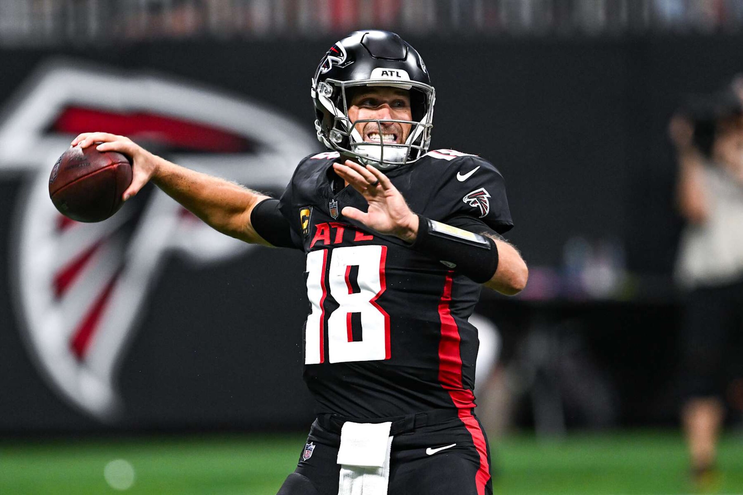 ATLANTA, GA SEPTEMBER 08: Atlanta quarterback Kirk Cousins (18) drops back to pass during the NFL game between the Pittsburgh Steelers and the Atlanta Falcons on September 8th, 2024 at Mercedes-Benz Stadium in Atlanta, GA. (Photo by Rich von Biberstein/Icon Sportswire via Getty Images) ATLANTA, GA SEPTEMBER 08: Atlanta quarterback Kirk Cousins (18) drops back to pass during the NFL game between the Pittsburgh Steelers and the Atlanta Falcons on September 8th, 2024 at Mercedes-Benz Stadium in Atlanta, GA. (Photo by Rich von Biberstein/Icon Sportswire via Getty Images)