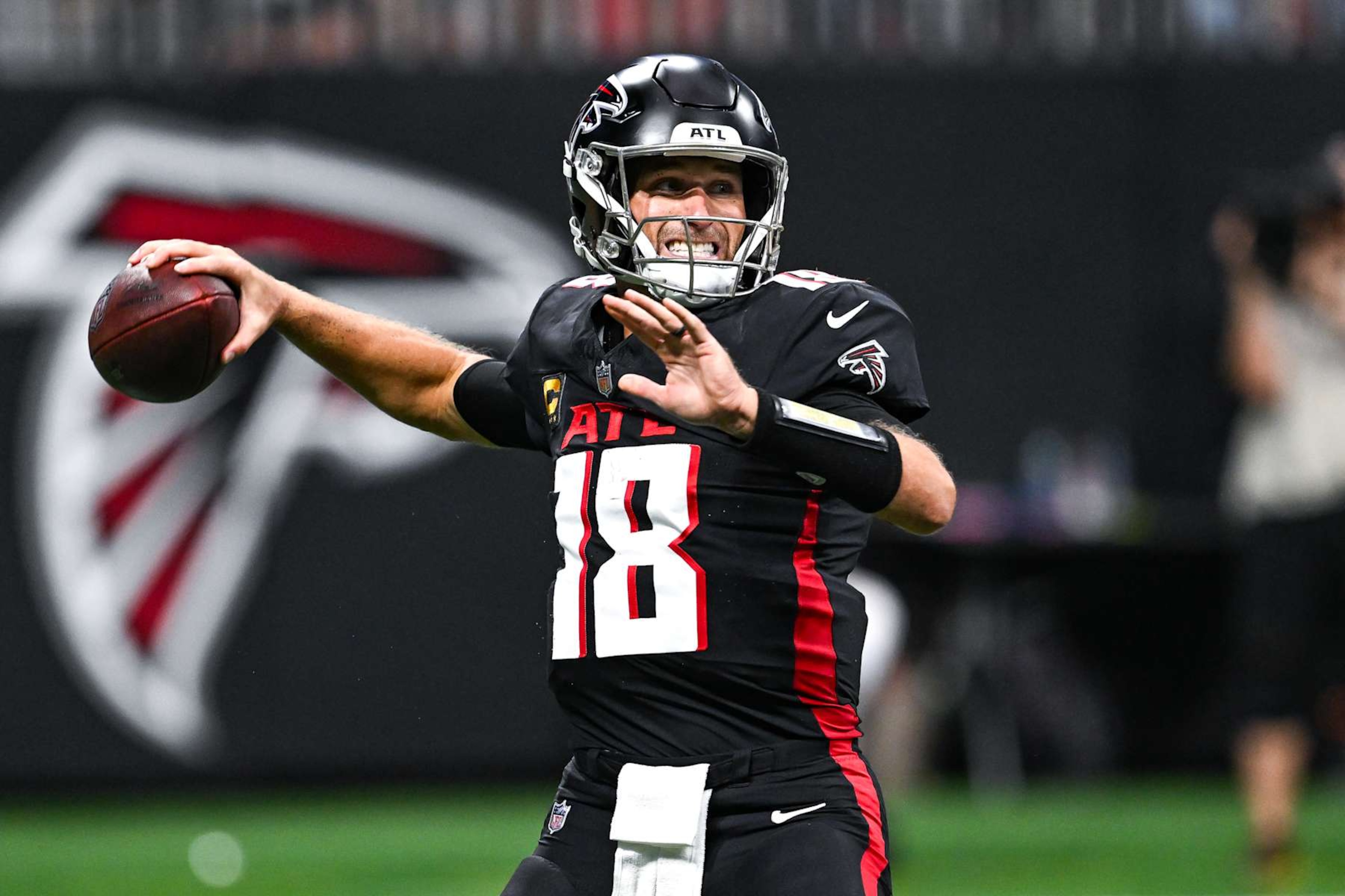 ATLANTA, GA  SEPTEMBER 08:  Atlanta quarterback Kirk Cousins (18) drops back to pass during the NFL game between the Pittsburgh Steelers and the Atlanta Falcons on September 8th, 2024 at Mercedes-Benz Stadium in Atlanta, GA.  (Photo by Rich von Biberstein/Icon Sportswire via Getty Images)