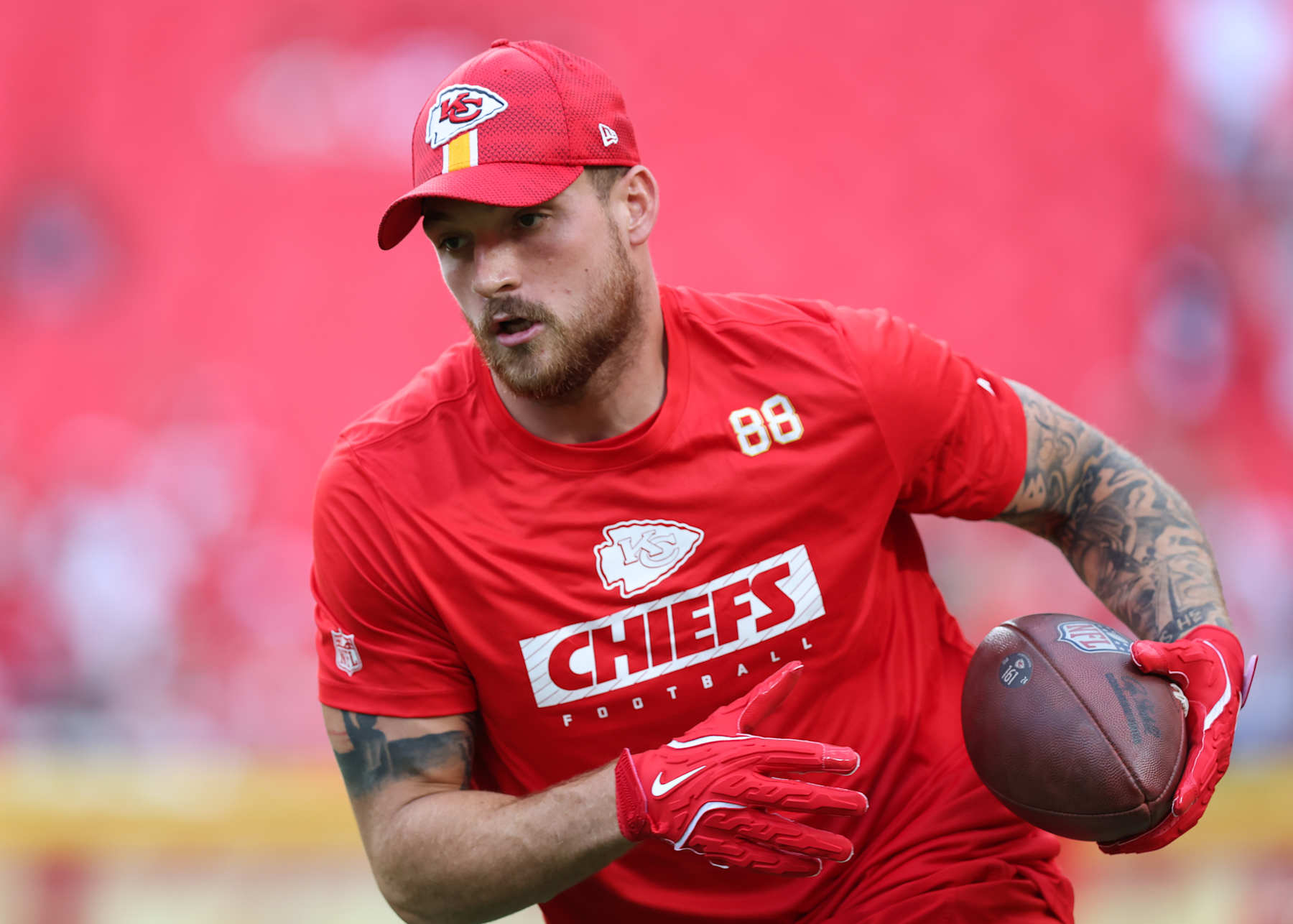 KANSAS CITY, MO - SEPTEMBER 05: Kansas City Chiefs tight end Peyton Hendershot (88) catches a ball before an NFL game between the Baltimore Ravens and Kansas City Chiefs on September 5, 2024 at GEHA Field at Arrowhead Stadium in Kansas City, MO. (Photo by Scott Winters/Icon Sportswire via Getty Images)