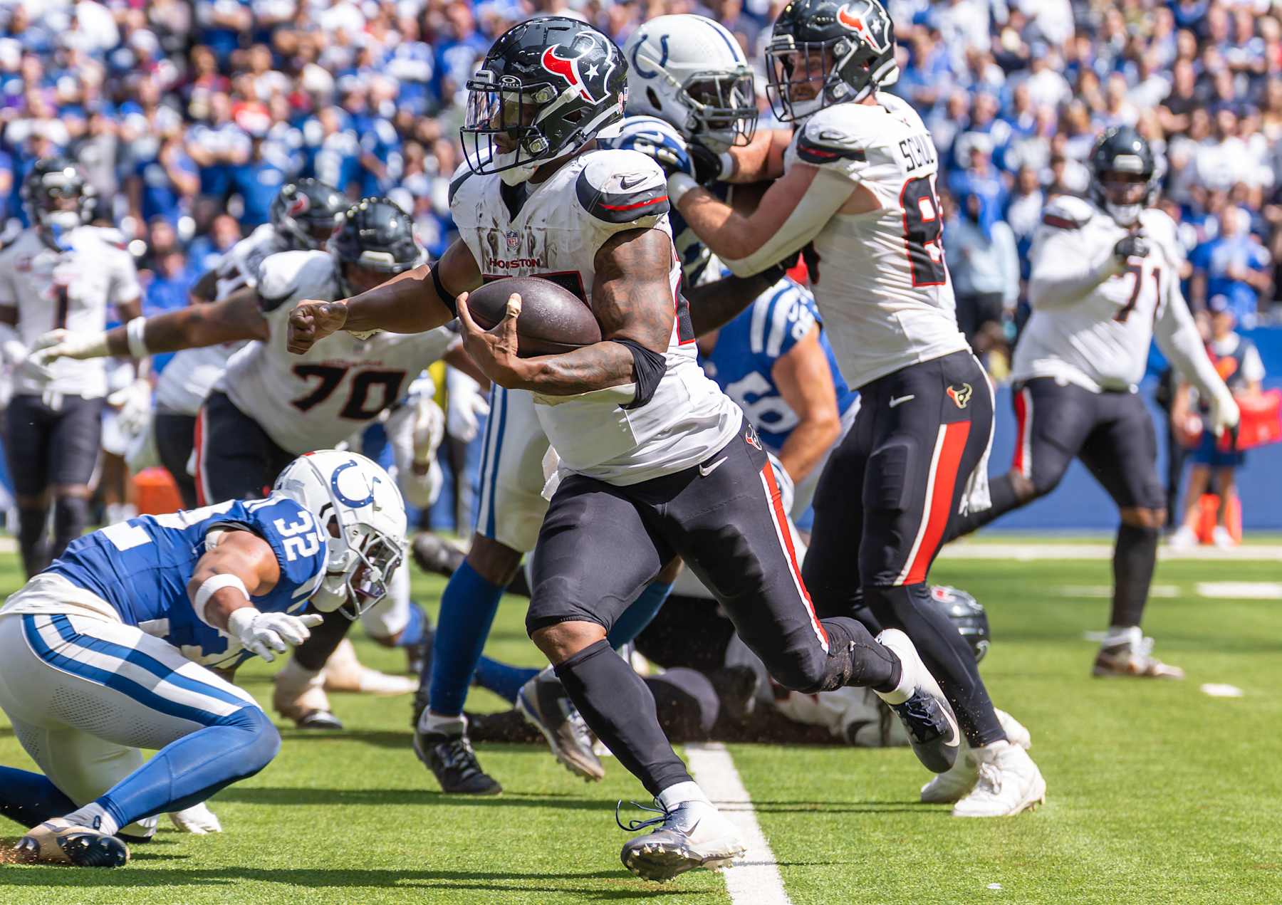 INDIANAPOLIS, INDIANA - SEPTEMBER 8: Joe Mixon #28 of the Houston Texans runs the ball during the game against the Indianapolis Colts at Lucas Oil Stadium on September 8, 2024 in Indianapolis, Indiana. (Photo by Michael Hickey/Getty Images)