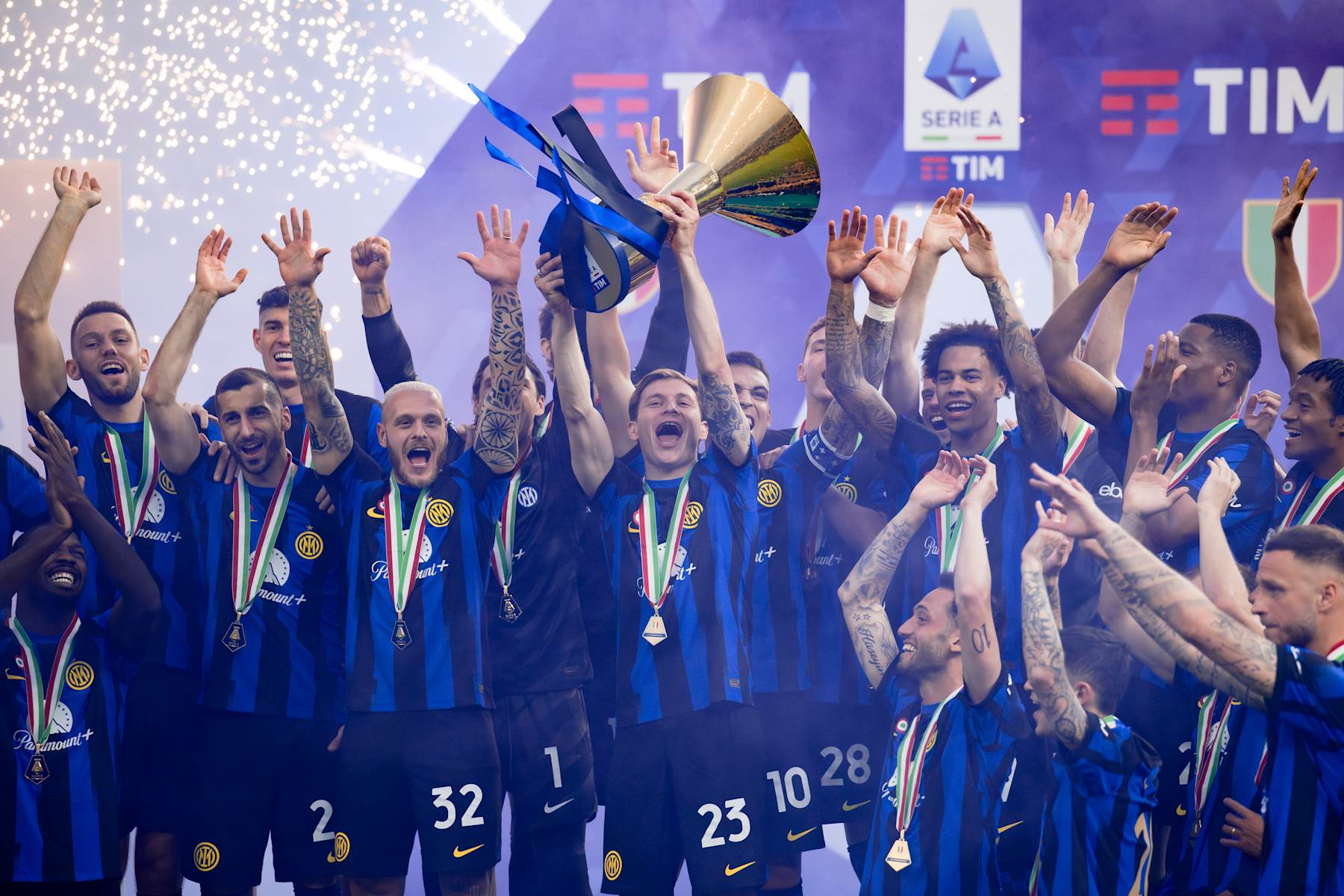 STADIO GIUSEPPE MEAZZA, MILAN, ITALY - 2024/05/19: Nicolo Barella (C) of FC Internazionale lifts the Scudetto trophy as teammates celebrate during the award ceremony at the end of the Serie A football match between FC Internazionale and SS Lazio. The match ended 1-1 tie. (Photo by Nicolò Campo/LightRocket via Getty Images)