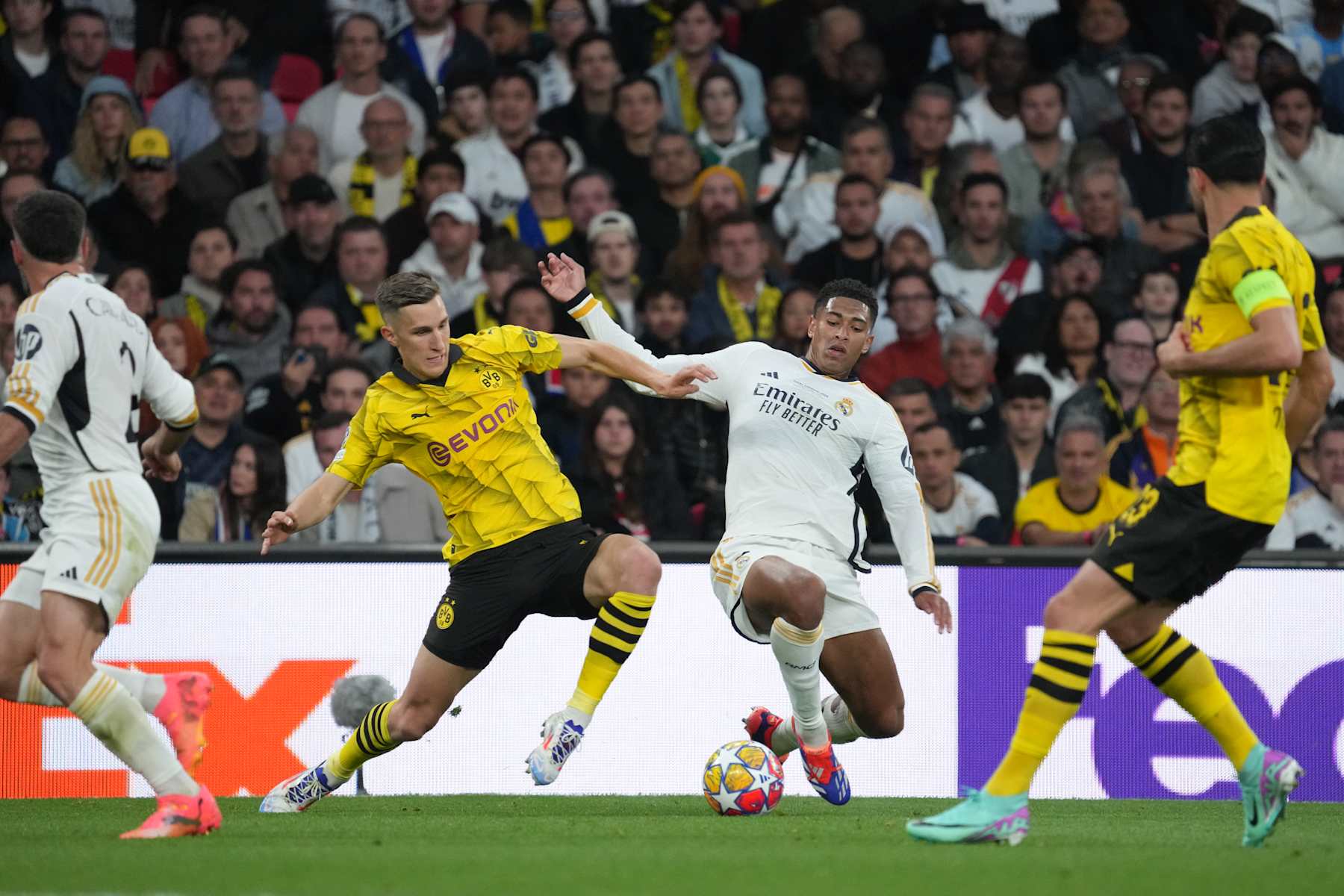 LONDON, ENGLAND - JUNE 01: Nico Schlotterbeck of Borussia Dortmund and Jude Bellingham of Real Madrid compete for the ball during the UEFA Champions League 2023/24 final match between Borussia Dortmund v Real Madrid CF at Wembley Stadium on June 01, 2024 in London, England. (Photo by Etsuo Hara/Getty Images)