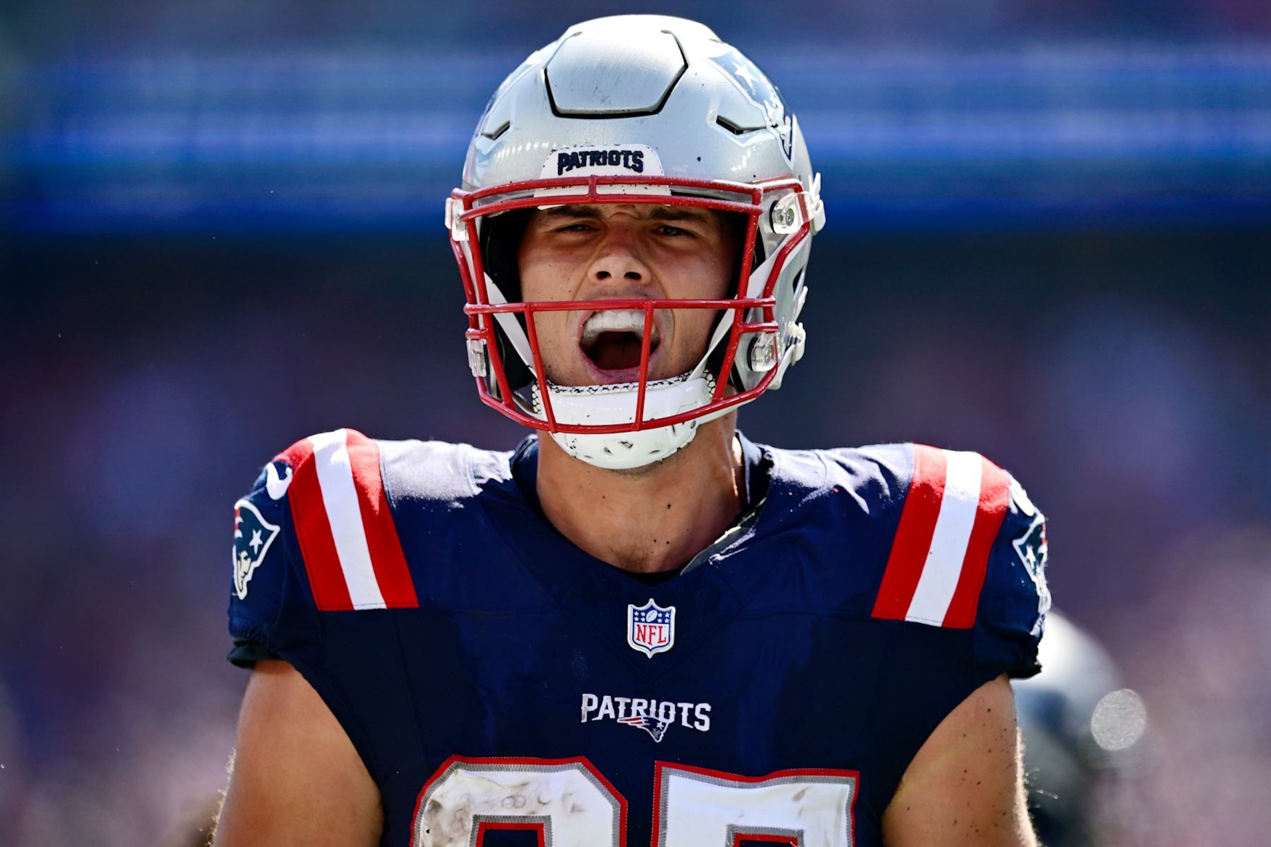 FOXBOROUGH, MASSACHUSETTS - SEPTEMBER 15: Hunter Henry #85 of the New England Patriots reacts during the first half against the Seattle Seahawks at Gillette Stadium on September 15, 2024 in Foxborough, Massachusetts. (Photo by Jaiden Tripi/Getty Images) FOXBOROUGH, MASSACHUSETTS - SEPTEMBER 15: Hunter Henry #85 of the New England Patriots reacts during the first half against the Seattle Seahawks at Gillette Stadium on September 15, 2024 in Foxborough, Massachusetts. (Photo by Jaiden Tripi/Getty Images)