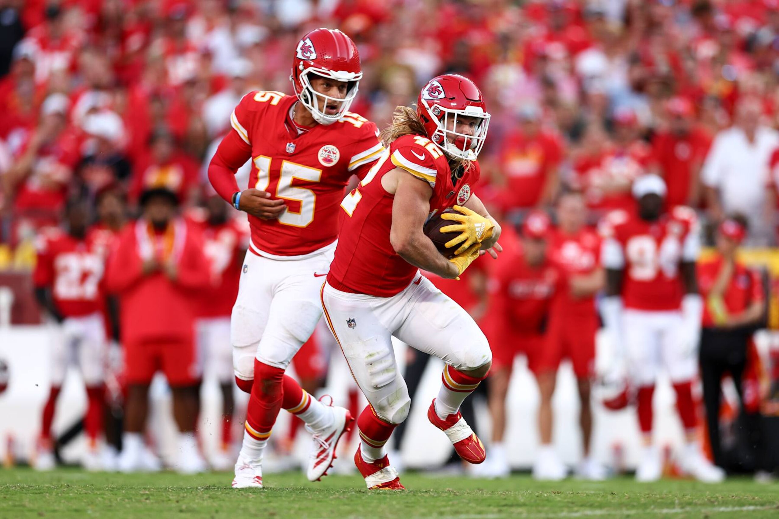 KANSAS CITY, MO - SEPTEMBER 15: Patrick Mahomes #15 of the Kansas City Chiefs hands the ball off to Carson Steele #42 during the fourth quarter of an NFL football game against the Cincinnati Bengals at GEHA Field at Arrowhead Stadium on September 15, 2024 in Kansas City, Missouri. (Photo by Kevin Sabitus/Getty Images)