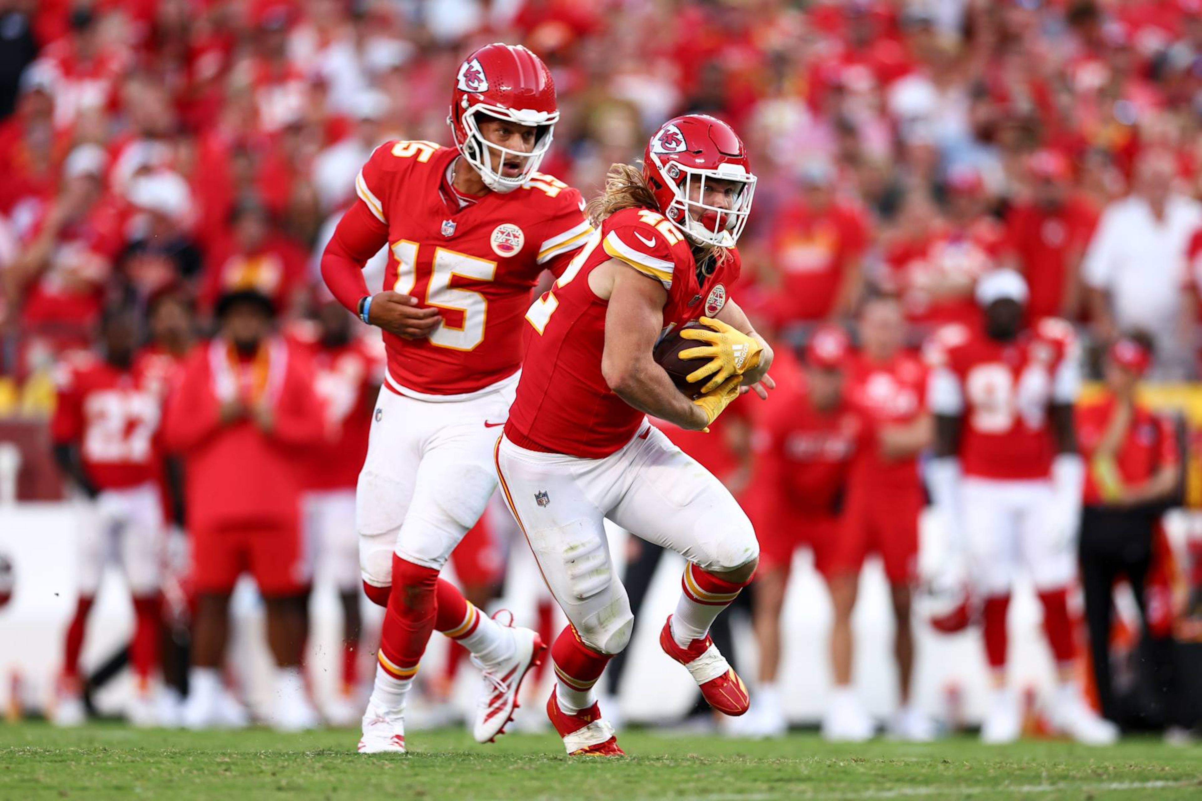 KANSAS CITY, MO - SEPTEMBER 15: Patrick Mahomes #15 of the Kansas City Chiefs hands the ball off to Carson Steele #42 during the fourth quarter of an NFL football game against the Cincinnati Bengals at GEHA Field at Arrowhead Stadium on September 15, 2024 in Kansas City, Missouri. (Photo by Kevin Sabitus/Getty Images) KANSAS CITY, MO - SEPTEMBER 15: Patrick Mahomes #15 of the Kansas City Chiefs hands the ball off to Carson Steele #42 during the fourth quarter of an NFL football game against the Cincinnati Bengals at GEHA Field at Arrowhead Stadium on September 15, 2024 in Kansas City, Missouri. (Photo by Kevin Sabitus/Getty Images)