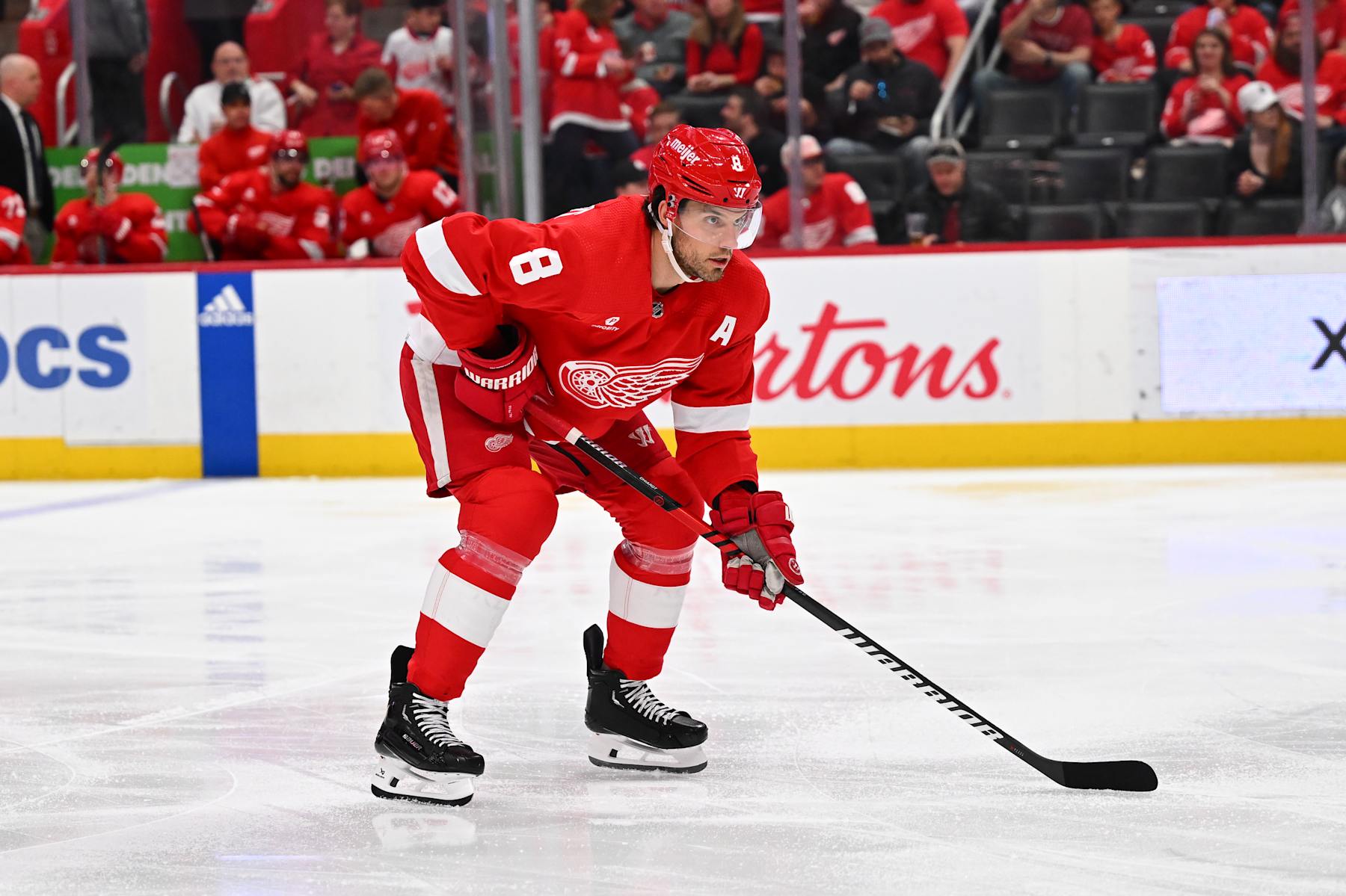 DETROIT, MI - APRIL 09 Detroit Red Wings defenseman Ben Chiarot (8) during the game between the Detroit Red Wings and the Washington Capitals Thursday April 9, 2024 at Little Caesars Arena in Detroit, MI. (Photo by Steven King/Icon Sportswire via Getty Images)