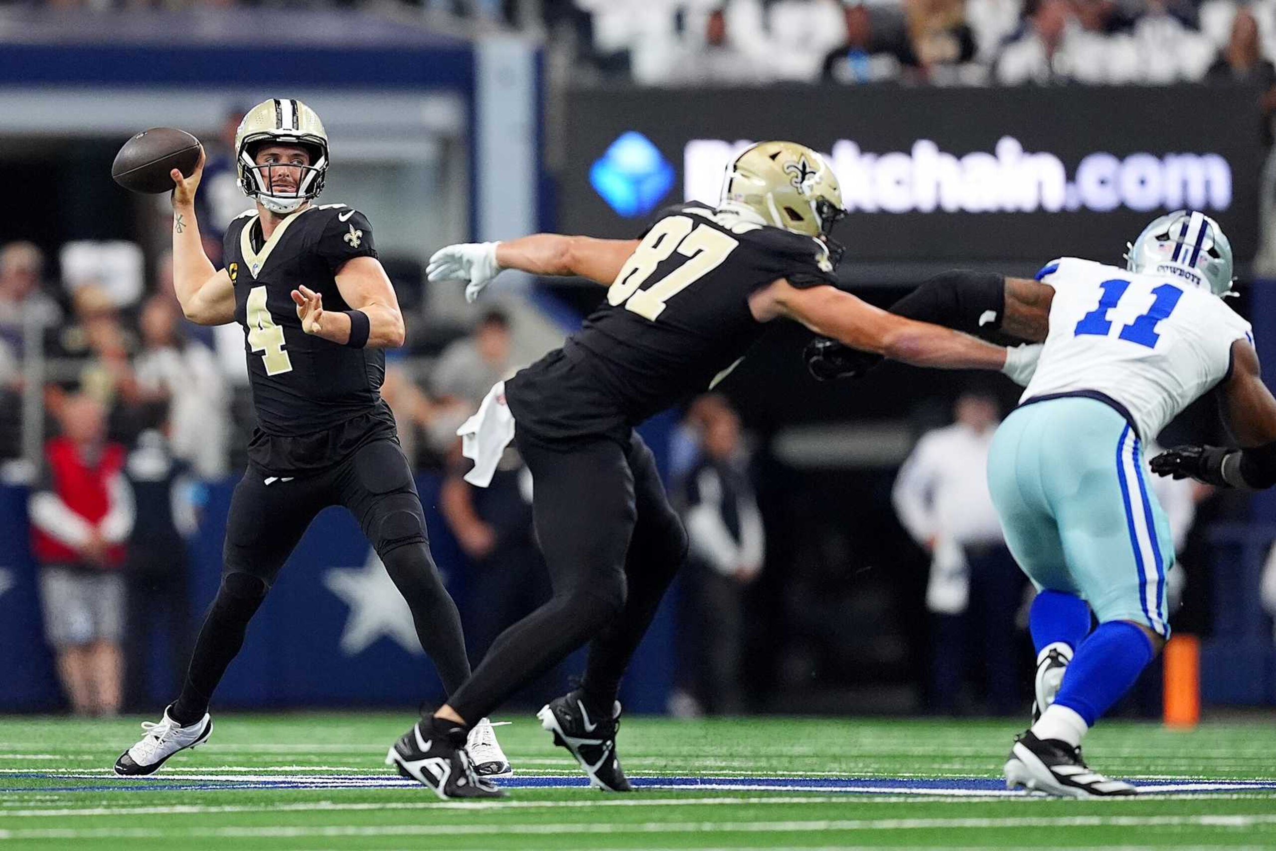ARLINGTON, TEXAS - SEPTEMBER 15: Derek Carr #4 of the New Orleans Saints looks to pass during the first quarter at AT&T Stadium on September 15, 2024 in Arlington, Texas. (Photo by Sam Hodde/Getty Images)