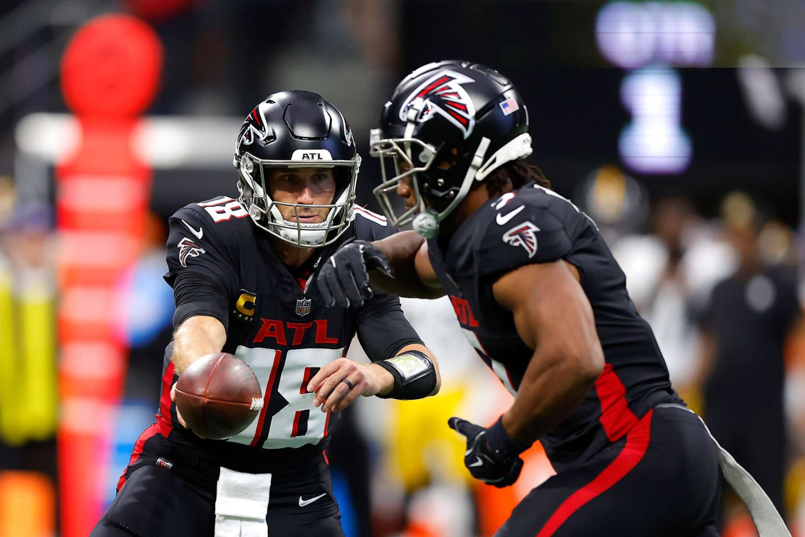ATLANTA, GEORGIA - SEPTEMBER 08: Kirk Cousins #18 of the Atlanta Falcons hands the ball off to Bijan Robinson #7 of the Atlanta Falcons during the first quarter against the Pittsburgh Steelers at Mercedes-Benz Stadium on September 08, 2024 in Atlanta, Georgia. (Photo by Todd Kirkland/Getty Images)