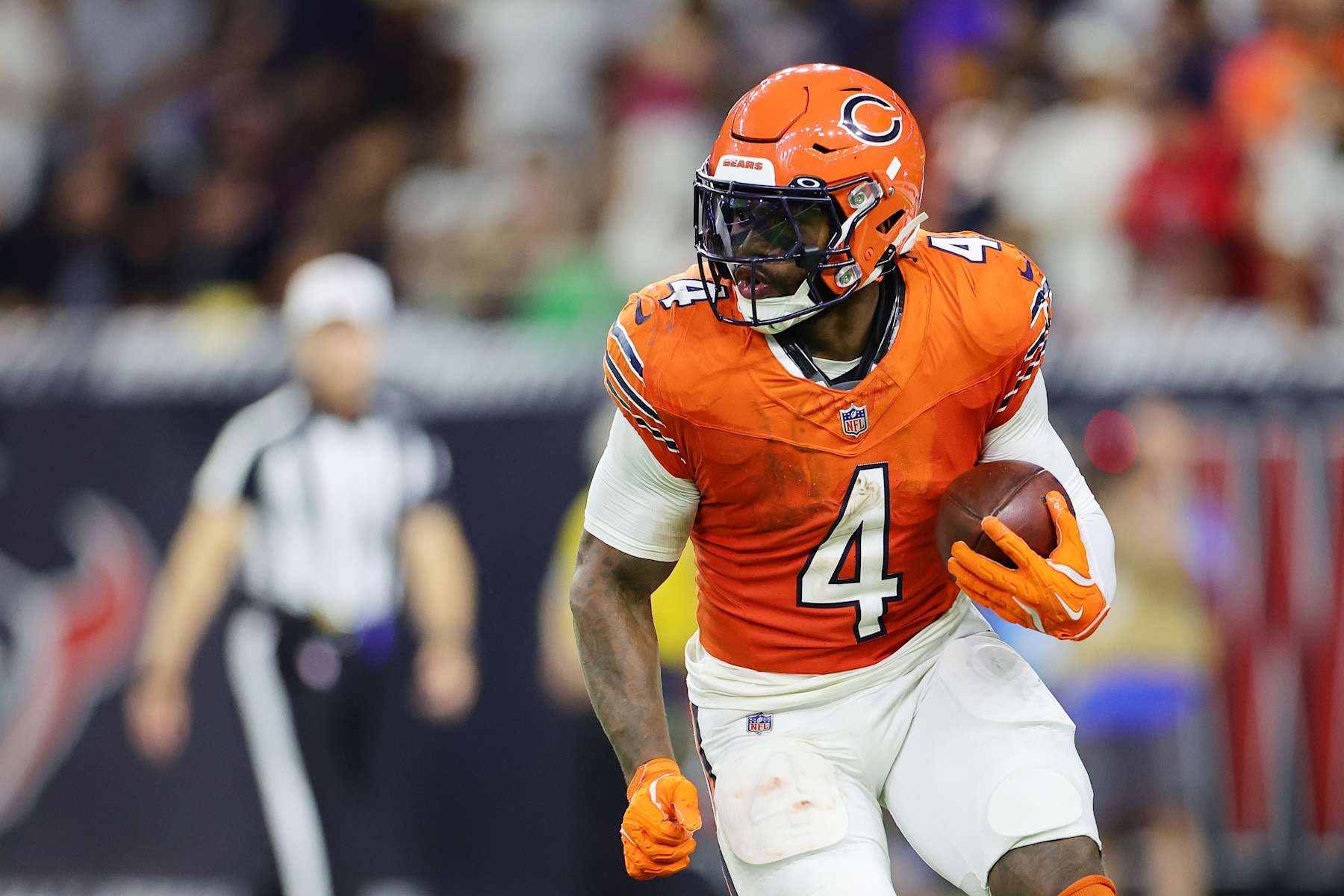 HOUSTON, TEXAS - SEPTEMBER 15: D'Andre Swift #4 of the Chicago Bears carries the ball against the Houston Texans during the second half at NRG Stadium on September 15, 2024 in Houston, Texas. (Photo by Alex Slitz/Getty Images)