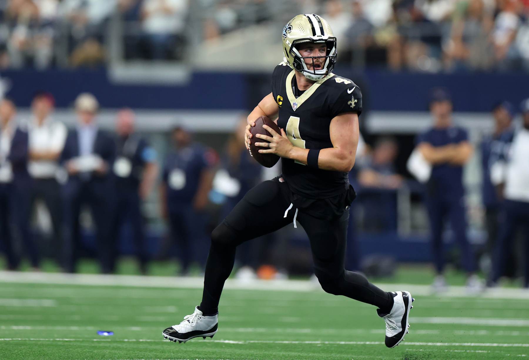 ARLINGTON, TEXAS - SEPTEMBER 15: Derek Carr #4 of the New Orleans Saints runs with the ball during the third quarter against the Dallas Cowboys at AT&T Stadium on September 15, 2024 in Arlington, Texas. (Photo by Ron Jenkins/Getty Images)