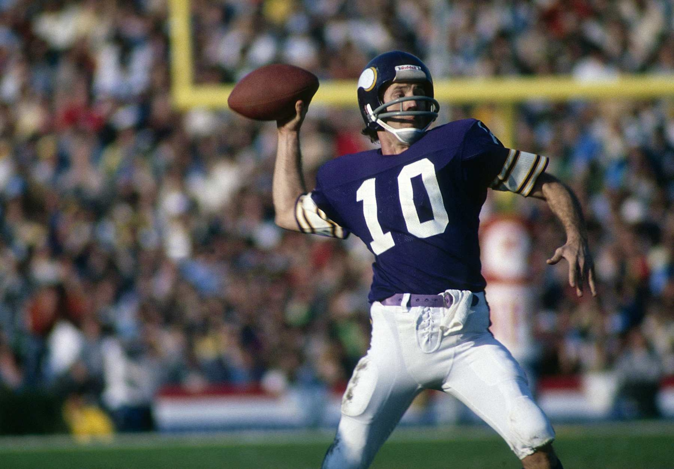 PASADENA, CA - JANUARY 9:  Fran Tarkington #10 of the Minnesota Vikings drops back to pass against the Oakland Raiders during Super Bowl XI on January 9, 1977 at the Rose Bowl in Pasadena, California. The Raiders won the Super Bowl 32 -14. (Photo by Focus on Sport/Getty Images)