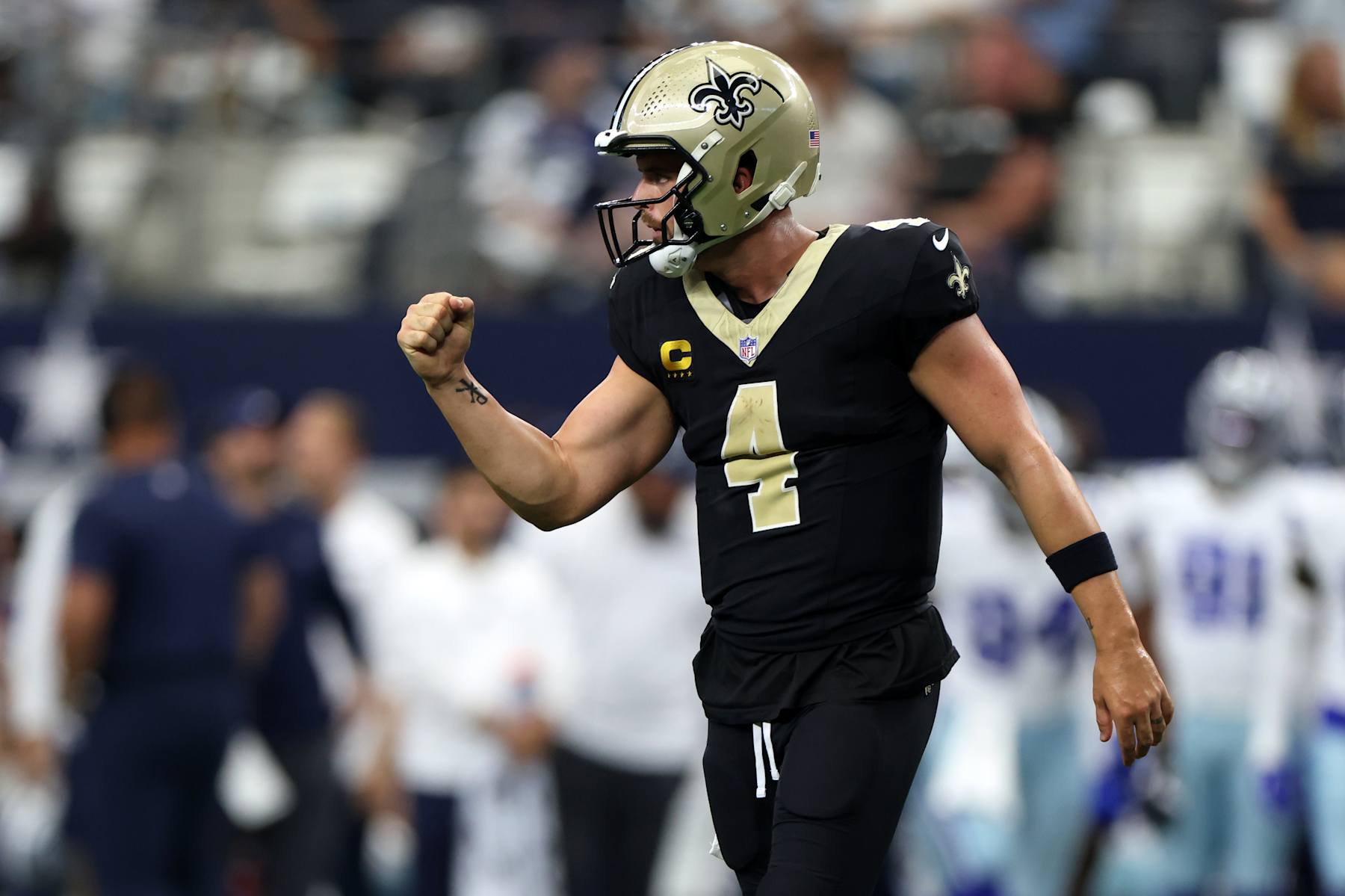 ARLINGTON, TEXAS - SEPTEMBER 15: Derek Carr #4 of the New Orleans Saints celebrates a touchdown pass during the third quarter against the Dallas Cowboys at AT&T Stadium on September 15, 2024 in Arlington, Texas. (Photo by Ron Jenkins/Getty Images)