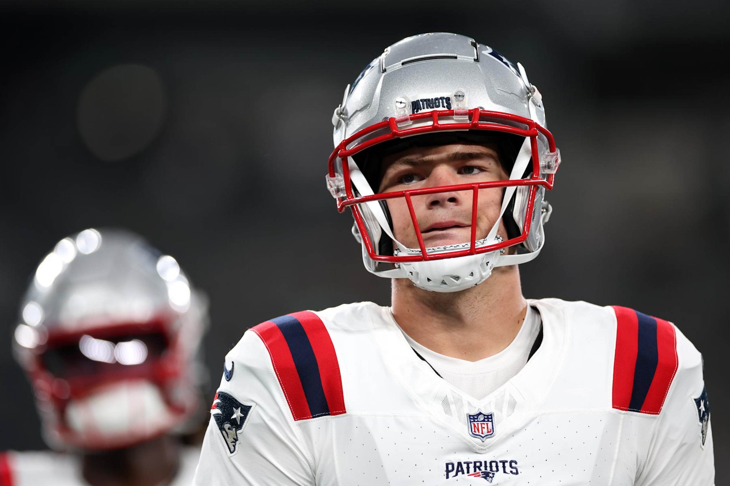 EAST RUTHERFORD, NEW JERSEY - SEPTEMBER 19: Drake Maye #10 of the New England Patriots warms up prior to the game against the New York Jets at MetLife Stadium on September 19, 2024 in East Rutherford, New Jersey. (Photo by Sarah Stier/Getty Images)