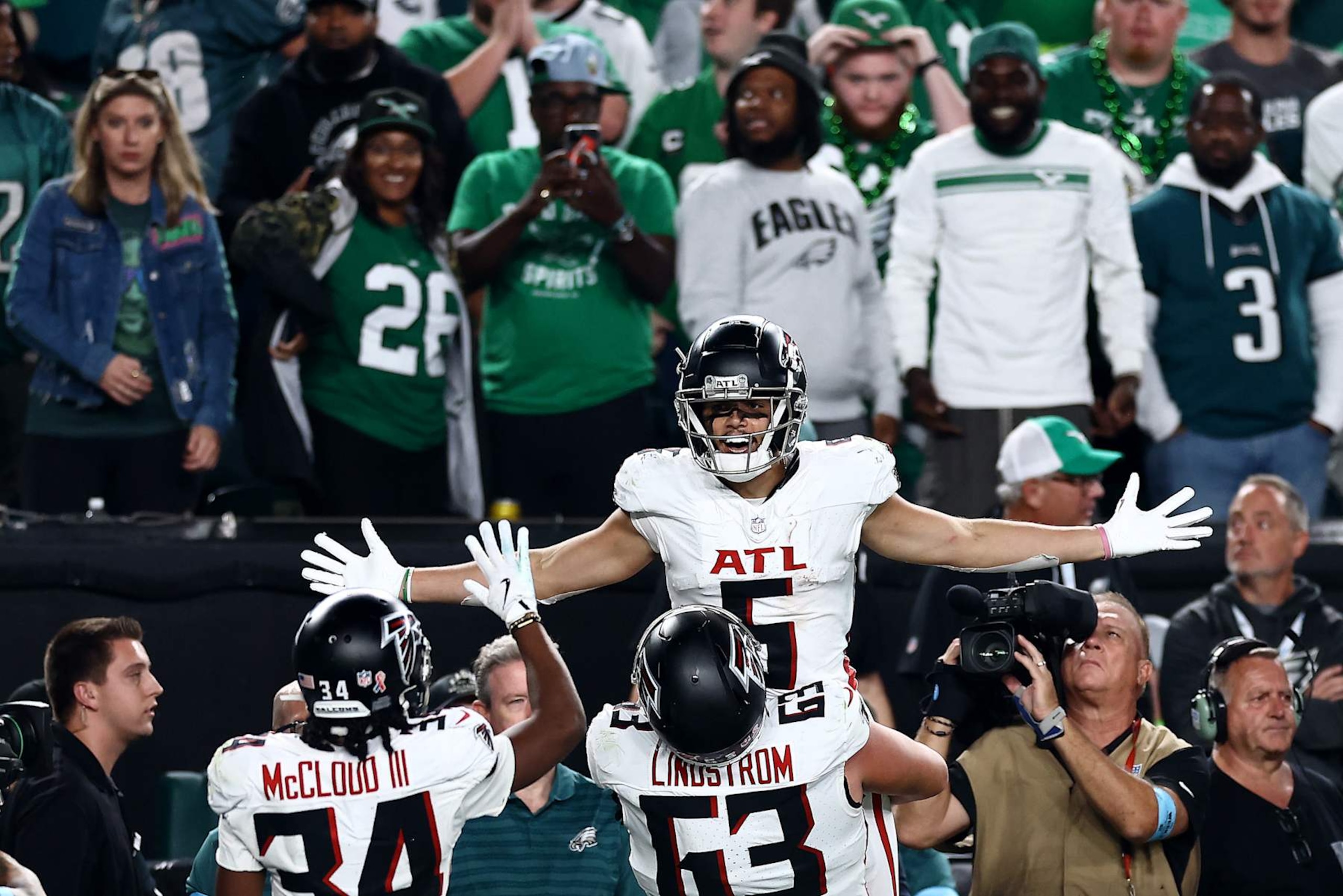 PHILADELPHIA, PENNSYLVANIA - SEPTEMBER 16: Drake London #5 of the Atlanta Falcons celebrates with his teammates after scoring a touchdown against the Philadelphia Eagles during the fourth quarter in the game at Lincoln Financial Field on September 16, 2024 in Philadelphia, Pennsylvania. (Photo by Tim Nwachukwu/Getty Images)