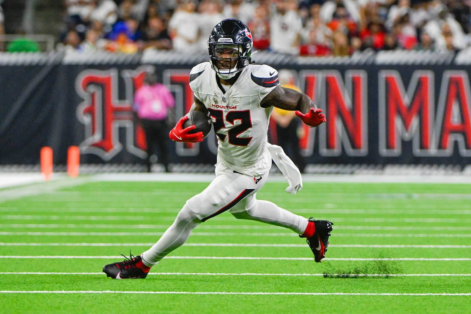 HOUSTON, TX - SEPTEMBER 15: Houston Texans running back Cam Akers (22) gets to the endge and open field during a second half rushing play during the football game between the Chicago Bears and Houston Texans on September 15, 2024 at NRG Stadium in Houston, Texas. (Photo by Ken Murray/Icon Sportswire via Getty Images)