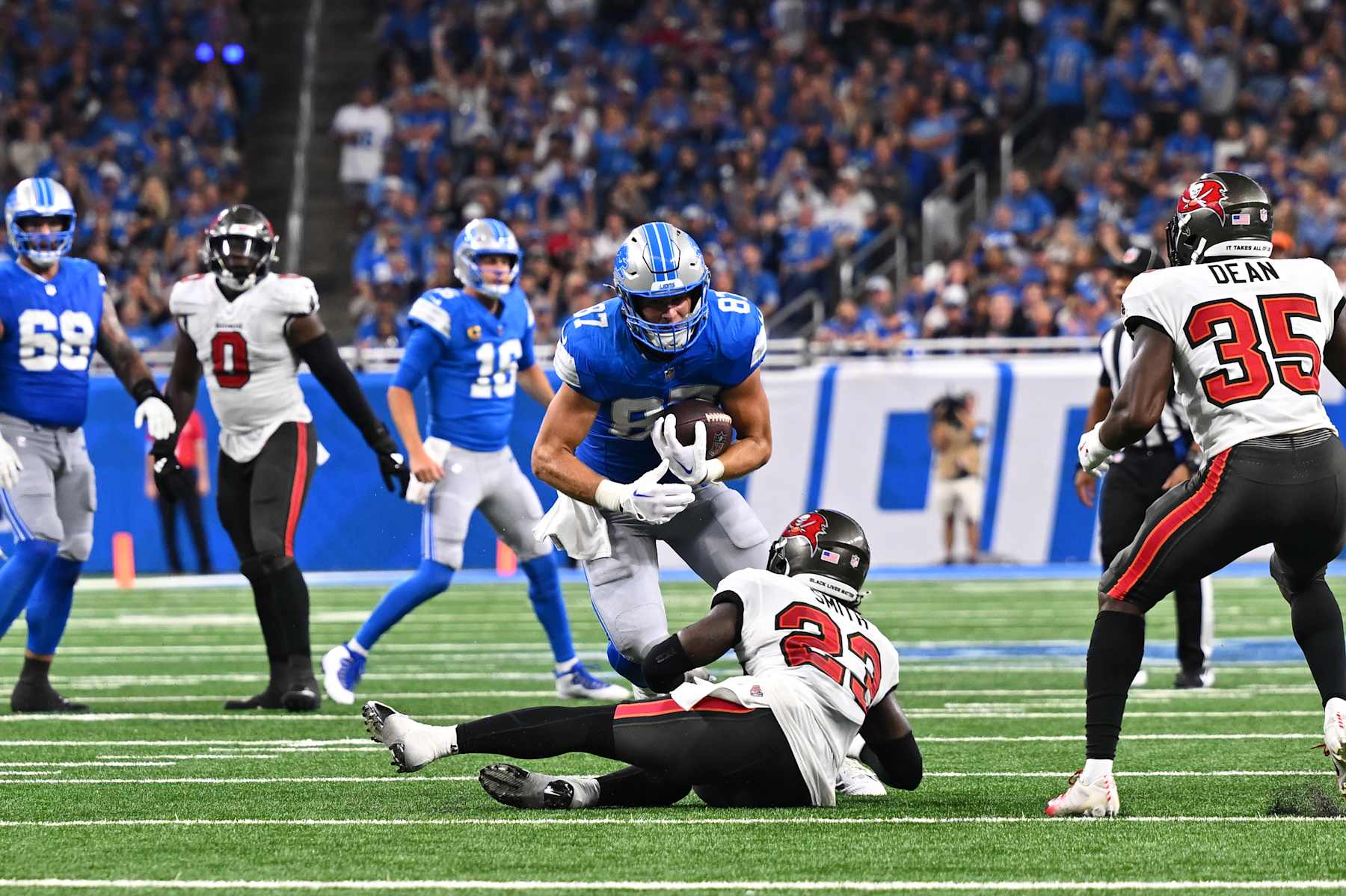 DETROIT, MI - SEPTEMBER 15: Detroit Lions tight end Sam LaPorta (87) makes a catch and is tackled by Tampa Bay Buccaneers safety Tykee Smith (23) during the Detroit Lions versus the Tampa Bay Buccaneers game on Sunday September 15, 2024 at Ford Field in Detroit, MI. (Photo by Steven King/Icon Sportswire via Getty Images)