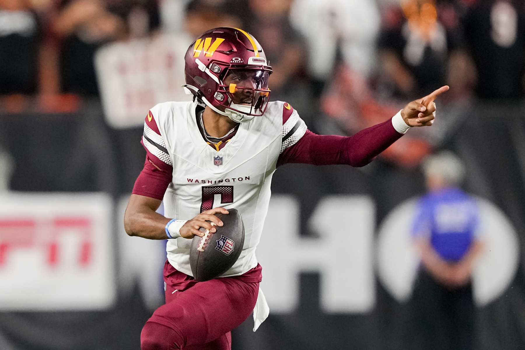 CINCINNATI, OHIO - SEPTEMBER 23: Jayden Daniels #5 of the Washington Commanders scrambles in the first quarter against the Cincinnati Bengals at Paycor Stadium on September 23, 2024 in Cincinnati, Ohio. (Photo by Dylan Buell/Getty Images)
