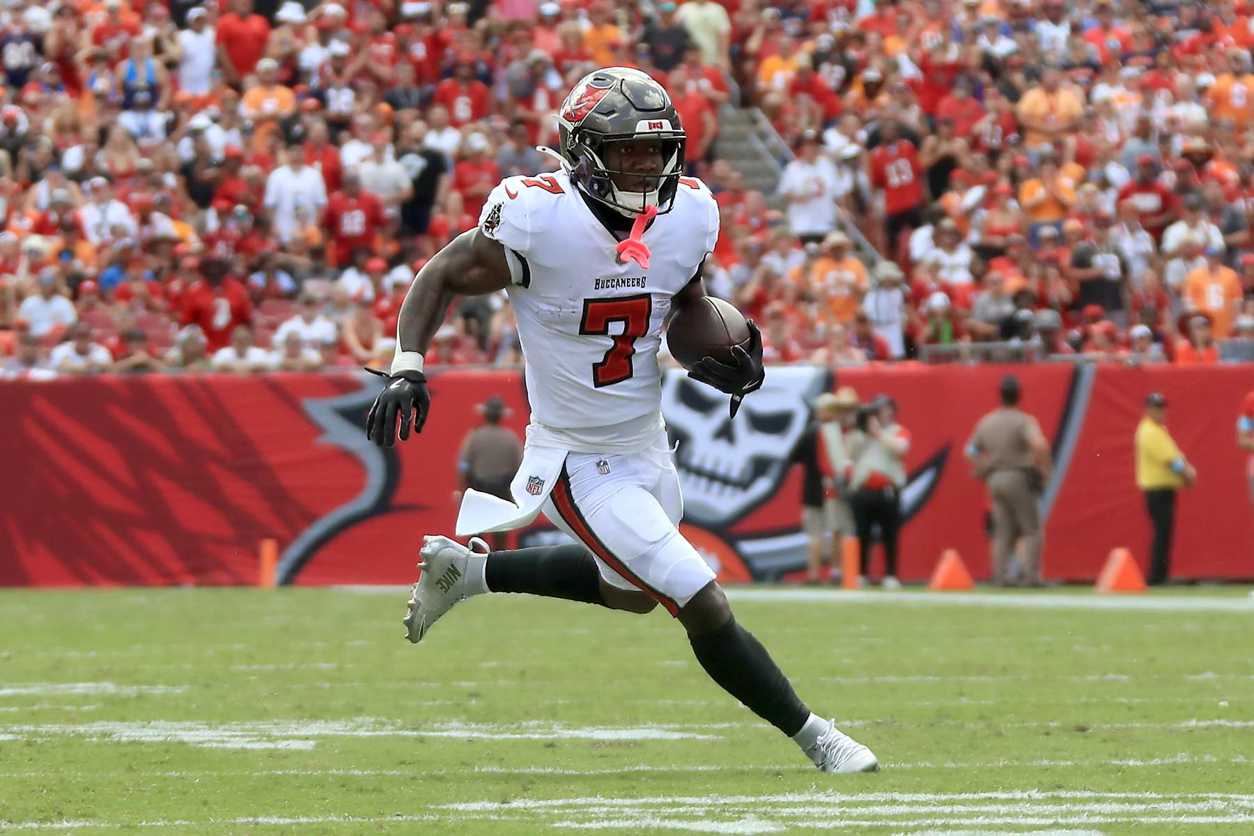 TAMPA, FL - SEPTEMBER 22: Tampa Bay Buccaneers Running Back Bucky Irving (7) carries the ball during the game between the Denver Broncos and the Tampa Bay Buccaneers on September 22, 2024 at Raymond James Stadium in Tampa, Florida. (Photo by Cliff Welch/Icon Sportswire via Getty Images)