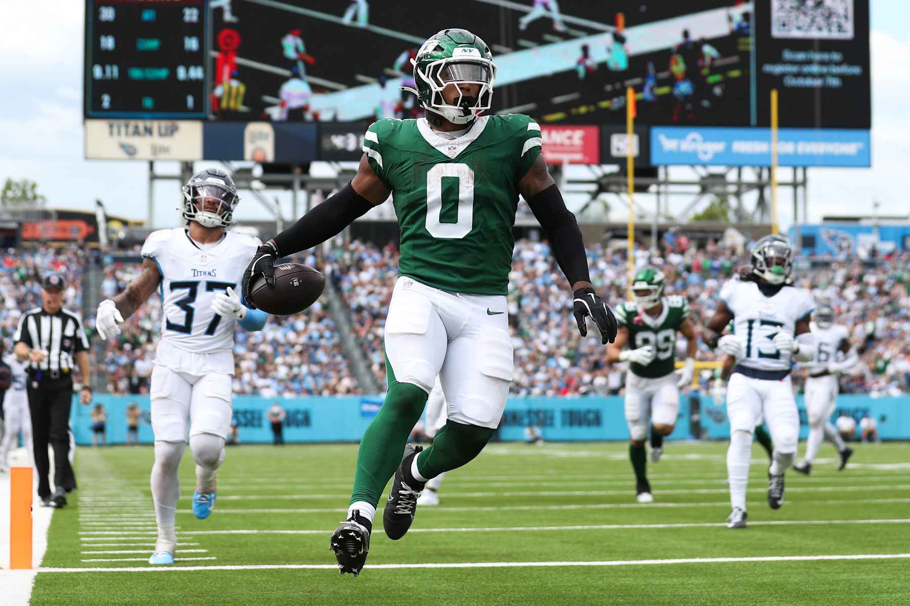 NASHVILLE, TENNESSEE - SEPTEMBER 15: Braelon Allen #0 of the New York Jets scores a second half touchdown against the Tennessee Titans at Nissan Stadium on September 15, 2024 in Nashville, Tennessee. (Photo by Justin Ford/Getty Images)