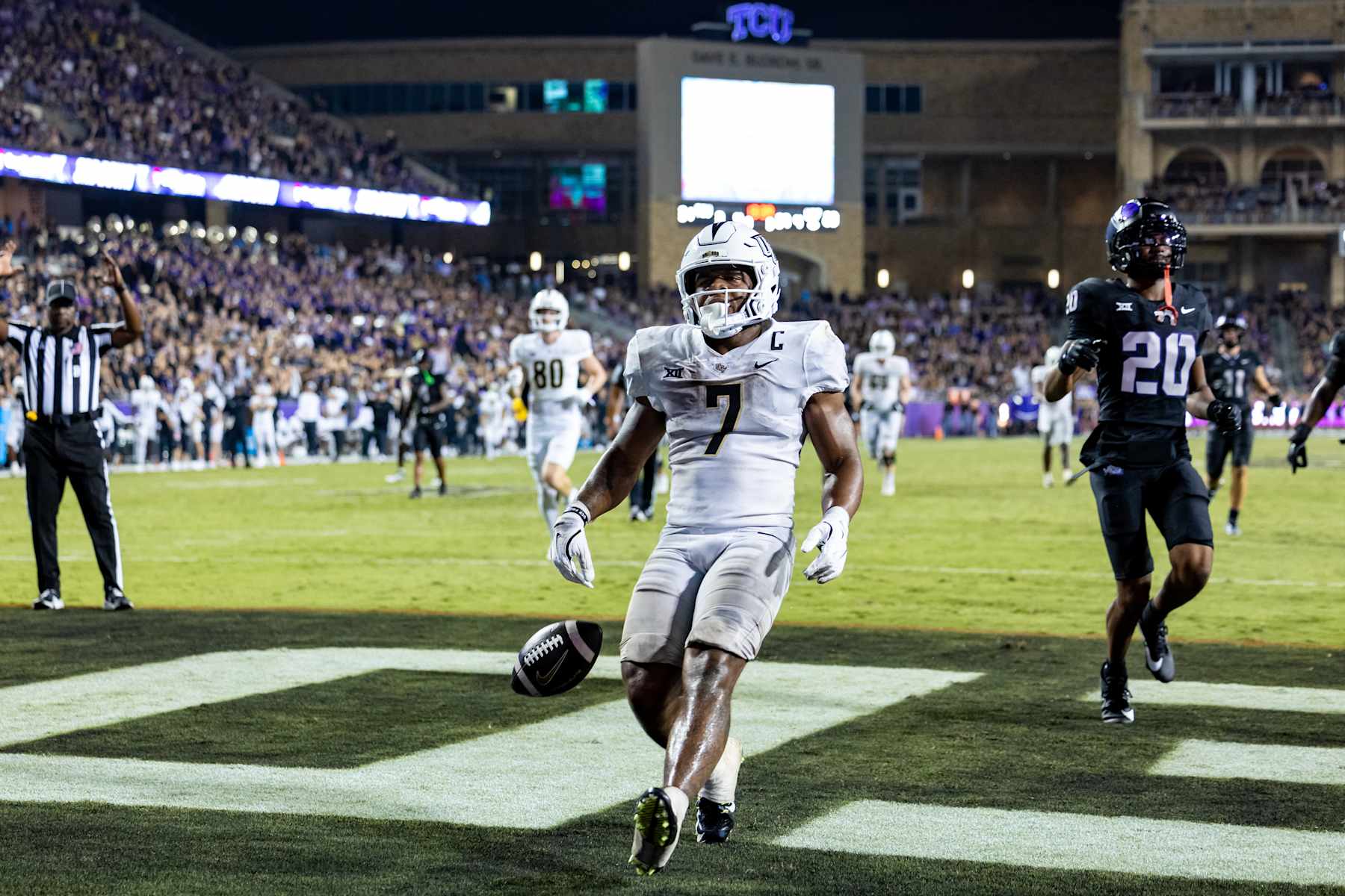 FORT WORTH, TX - SEPTEMBER 14: UCF Knights running back RJ Harvey (#7) scores a touchdown during the Big 12 college football game between the UCF Knights and TCU Horned Frogs on September 14, 2024 at Amon G. Carter Stadium in Fort Worth, TX.  (Photo by Matthew Visinsky/Icon Sportswire via Getty Images)