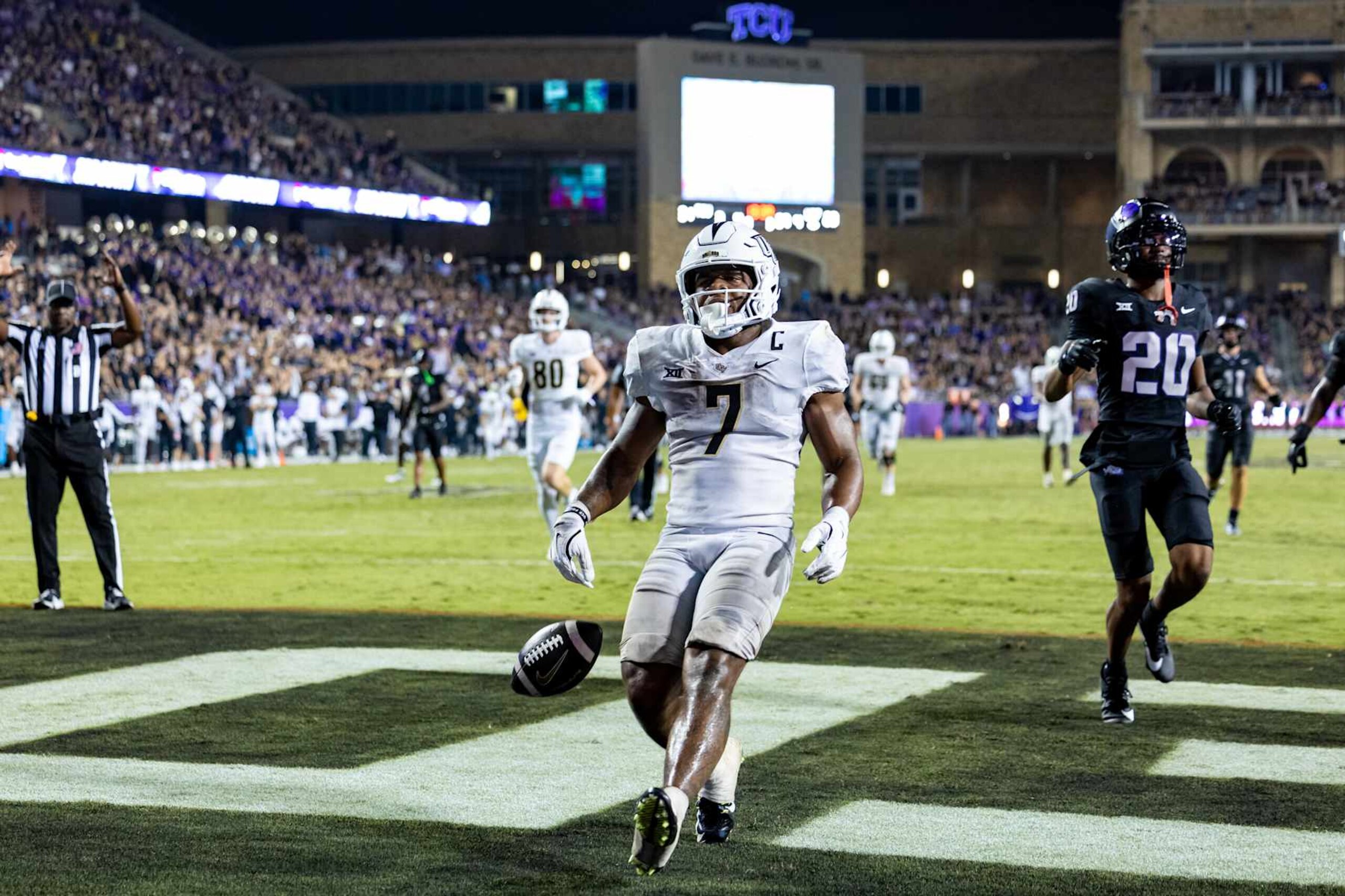 FORT WORTH, TX - SEPTEMBER 14: UCF Knights running back RJ Harvey (#7) scores a touchdown during the Big 12 college football game between the UCF Knights and TCU Horned Frogs on September 14, 2024 at Amon G. Carter Stadium in Fort Worth, TX.  (Photo by Matthew Visinsky/Icon Sportswire via Getty Images)