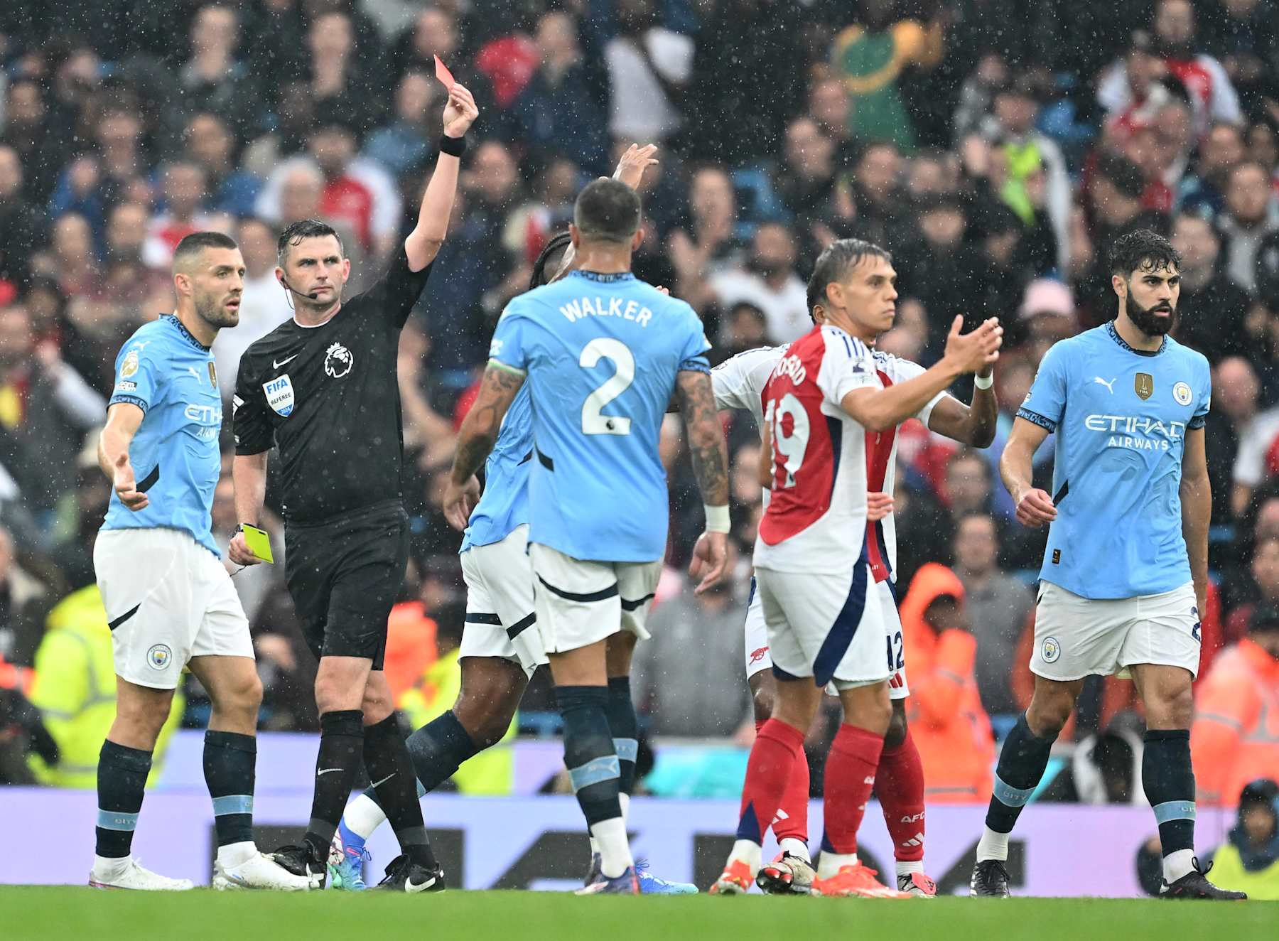 MANCHESTER, ENGLAND - SEPTEMBER 22: Leandro Trossard of Arsenal is shown a red card by referee Michael Oliver during the Premier League match between Manchester City FC and Arsenal FC at Etihad Stadium on September 22, 2024 in Manchester, England. (Photo by David Price/Arsenal FC via Getty Images)