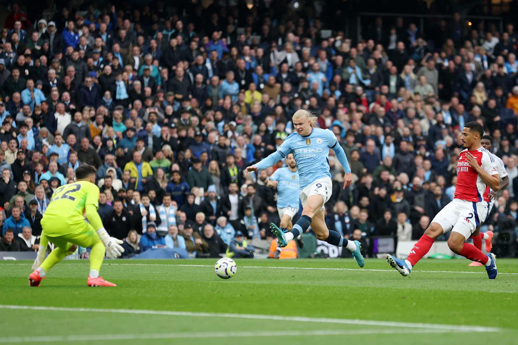 MANCHESTER, ENGLAND - SEPTEMBER 22: Erling Haaland of Manchester City scores his team's first goal during the Premier League match between Manchester City FC and Arsenal FC at Etihad Stadium on September 22, 2024 in Manchester, England. (Photo by Carl Recine/Getty Images)