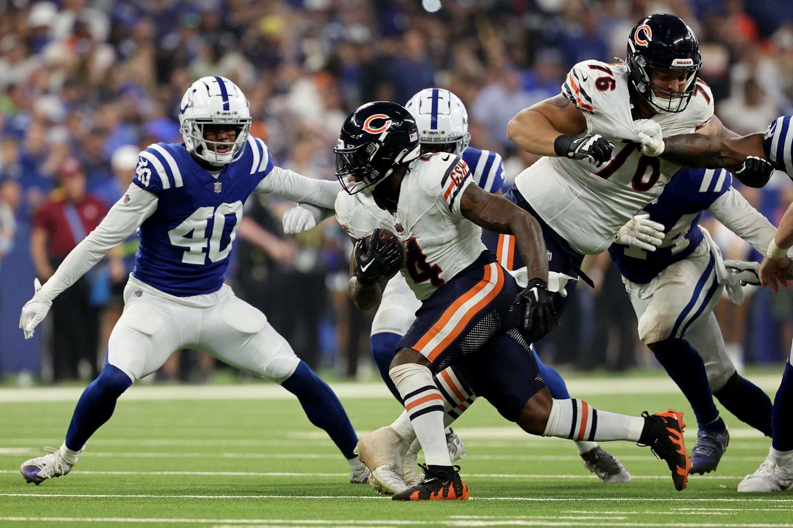 INDIANAPOLIS, INDIANA - SEPTEMBER 22: D'Andre Swift #4 of the Chicago Bears carries the ball against the Indianapolis Colts during the first half at Lucas Oil Stadium on September 22, 2024 in Indianapolis, Indiana. (Photo by Michael Hickey/Getty Images)