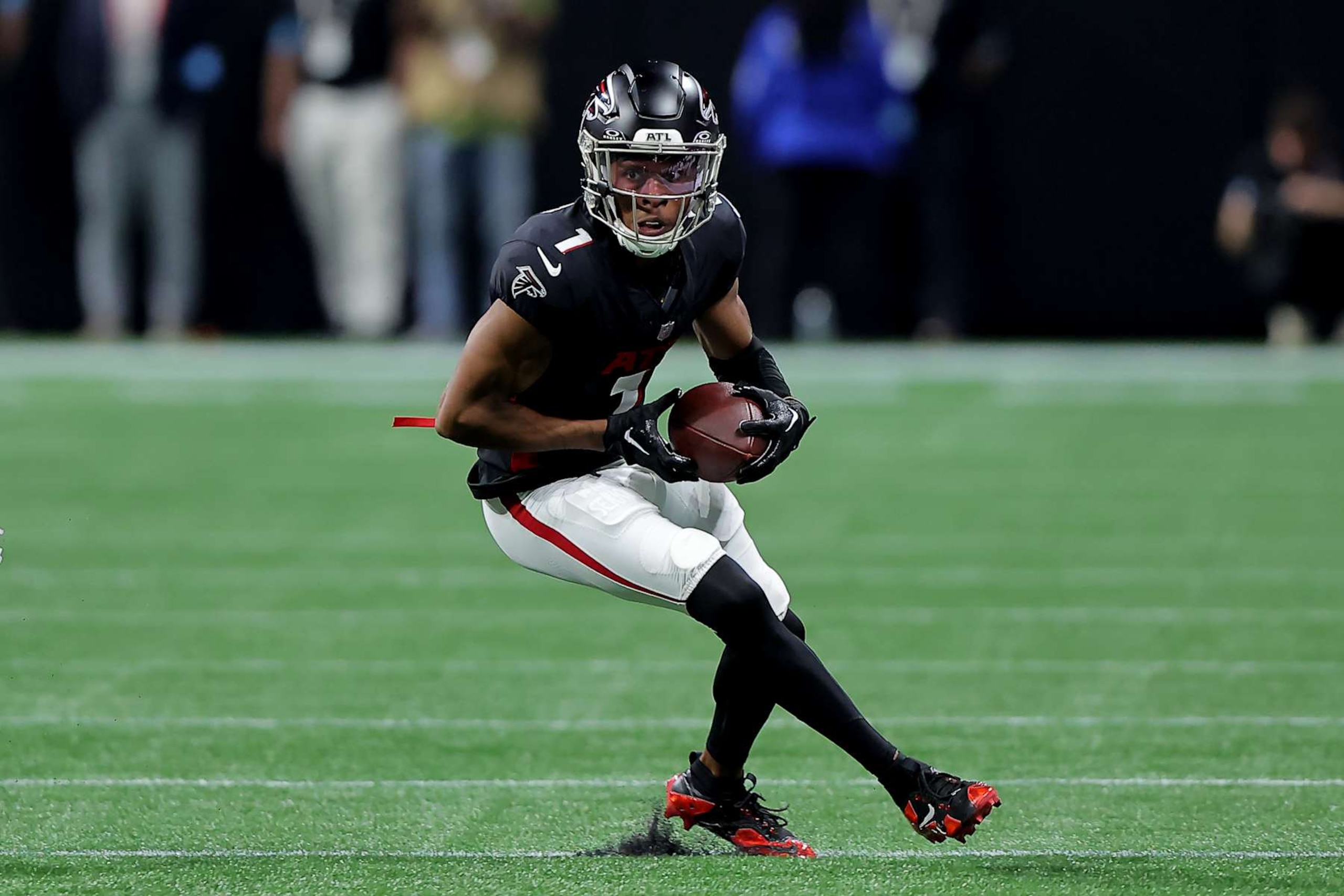 ATLANTA, GA - SEPTEMBER 22: Atlanta Falcons wide receiver Darnell Mooney (1) during the Sunday evening NFL game between the Atlanta Falcons and the Kansas City Chiefs on September 22, 2024 at the Mercedes-Benz Stadium in Atlanta, Georgia.   (Photo by David J. Griffin/Icon Sportswire via Getty Images)
