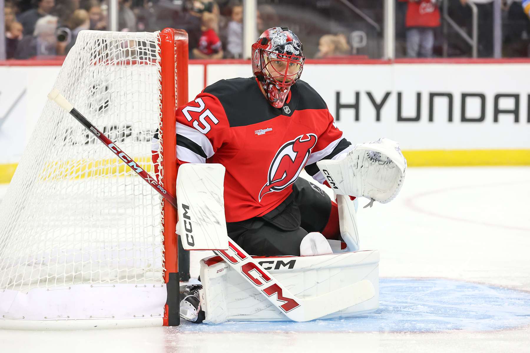NEWARK, NJ - SEPTEMBER 22: New Jersey Devils goaltender Jacob Markstrom (25) tends the net during warmups before preseason NHL game between the New York Islanders and New Jersey Devils on September 22, 2024 at Prudential Center in Newark, New Jersey. (Photo by Andrew Mordzynski/Icon Sportswire via Getty Images)