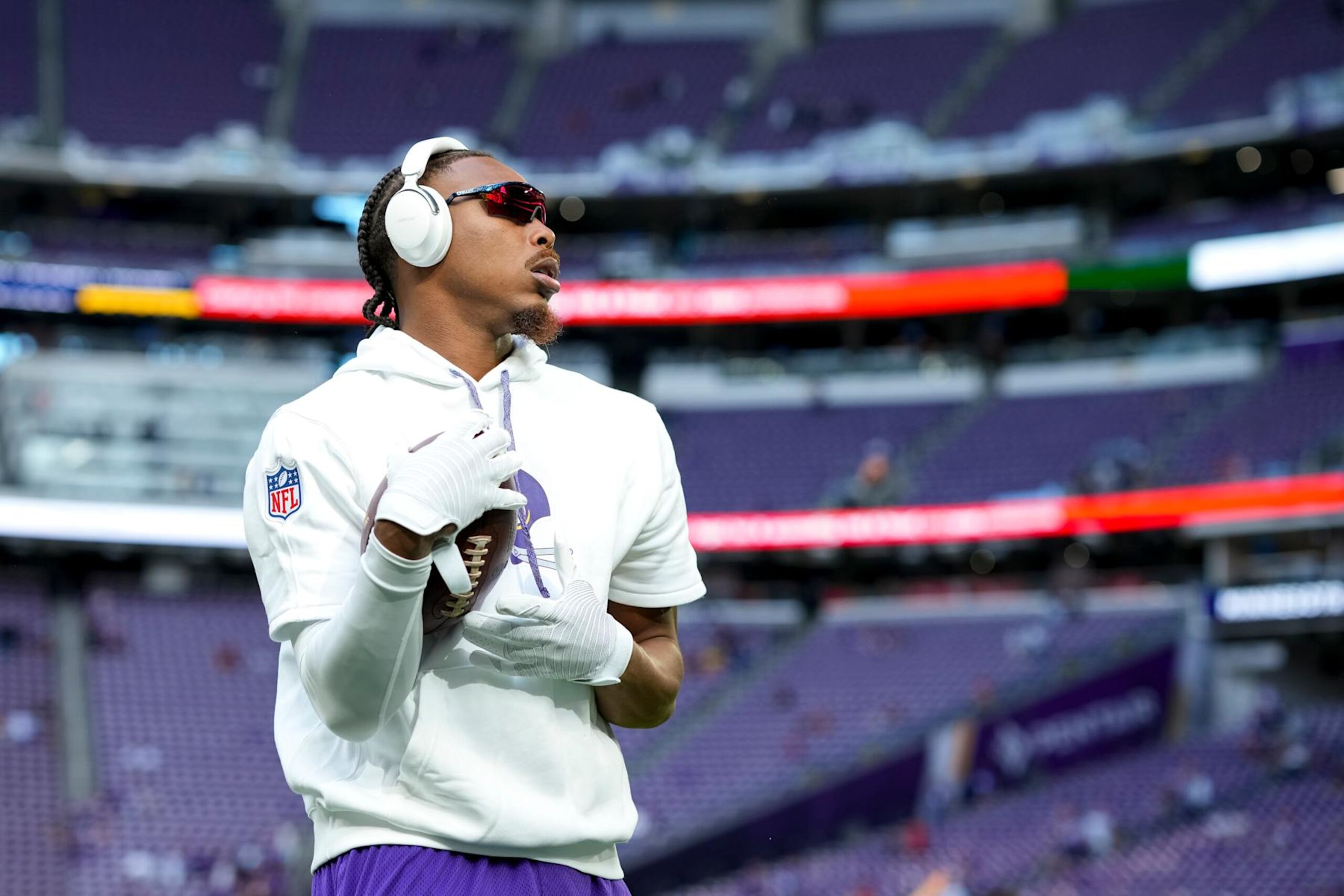 MINNEAPOLIS, MN - SEPTEMBER 22: Wide receiver Justin Jefferson #18 of the Minnesota Vikings warms up prior to an NFL football game against the Houston Texans, at U.S. Bank Stadium on September 22, 2024 in Minneapolis, Minnesota. (Photo by Todd Rosenberg/Getty Images) MINNEAPOLIS, MN - SEPTEMBER 22: Wide receiver Justin Jefferson #18 of the Minnesota Vikings warms up prior to an NFL football game against the Houston Texans, at U.S. Bank Stadium on September 22, 2024 in Minneapolis, Minnesota. (Photo by Todd Rosenberg/Getty Images)