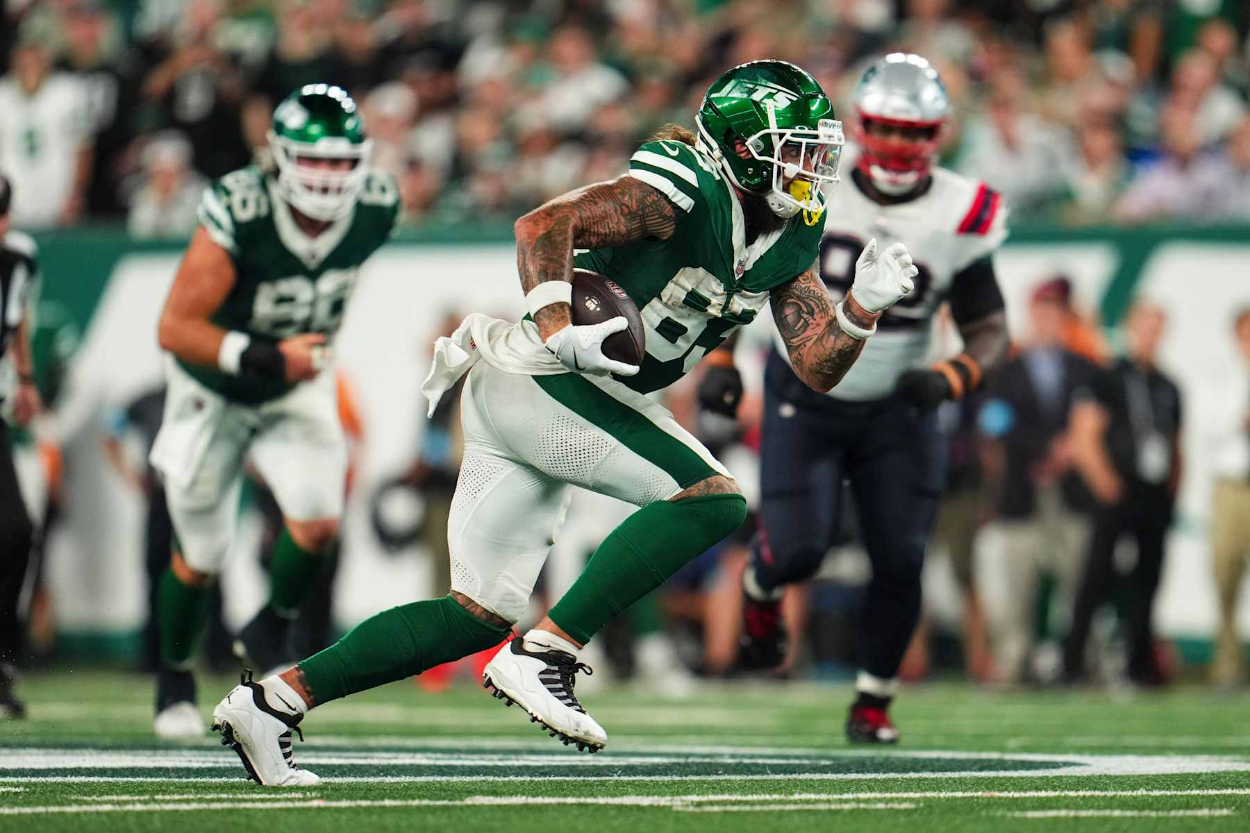 EAST RUTHERFORD, NJ - SEPTEMBER 19: Tyler Conklin #83 of the New York Jets runs the ball during an NFL football game against the New England Patriots at MetLife Stadium on September 19, 2024 in East Rutherford, New Jersey. (Photo by Cooper Neill/Getty Images)