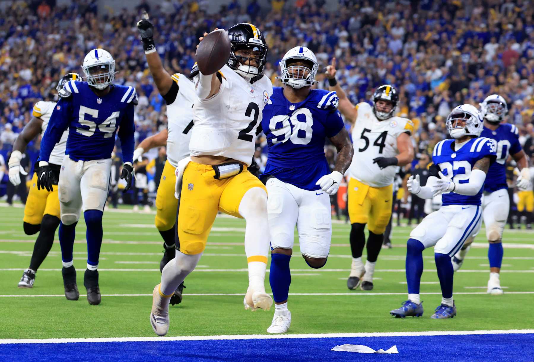 INDIANAPOLIS, INDIANA - SEPTEMBER 29: Justin Fields (2) of the Pittsburgh Steelers rushes for a touchdown against the Indianapolis Colts during the third quarter at Lucas Oil Stadium on September 29, 2024 in Indianapolis, Indiana. (Photo by Justin Casterline/Getty Images)