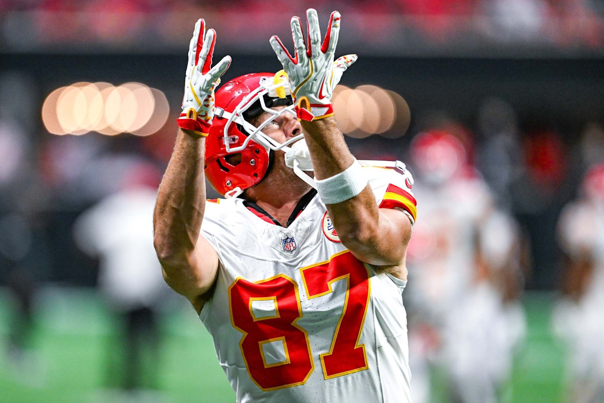 ATLANTA, GA  SEPTEMBER 22:  Kansas City tight end Travis Kelce (87) warms up prior to the start of the NFL game between the Kansas City Chiefs and the Atlanta Falcons on September 22nd, 2024 at Mercedes-Benz Stadium in Atlanta, GA.  (Photo by Rich von Biberstein/Icon Sportswire via Getty Images)