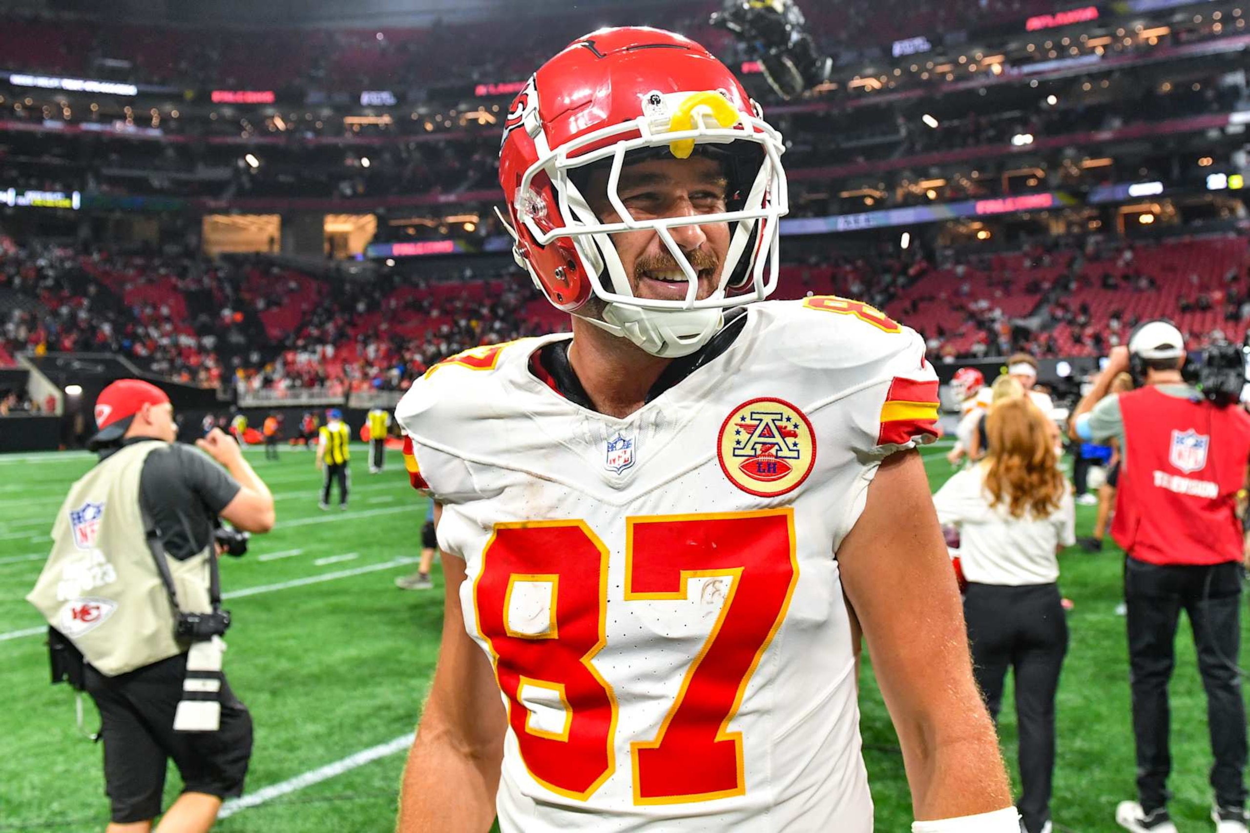 ATLANTA, GA  SEPTEMBER 22:  Kansas City tight end Travis Kelce (87) reacts following the conclusion of the NFL game between the Kansas City Chiefs and the Atlanta Falcons on September 22nd, 2024 at Mercedes-Benz Stadium in Atlanta, GA.  (Photo by Rich von Biberstein/Icon Sportswire via Getty Images)