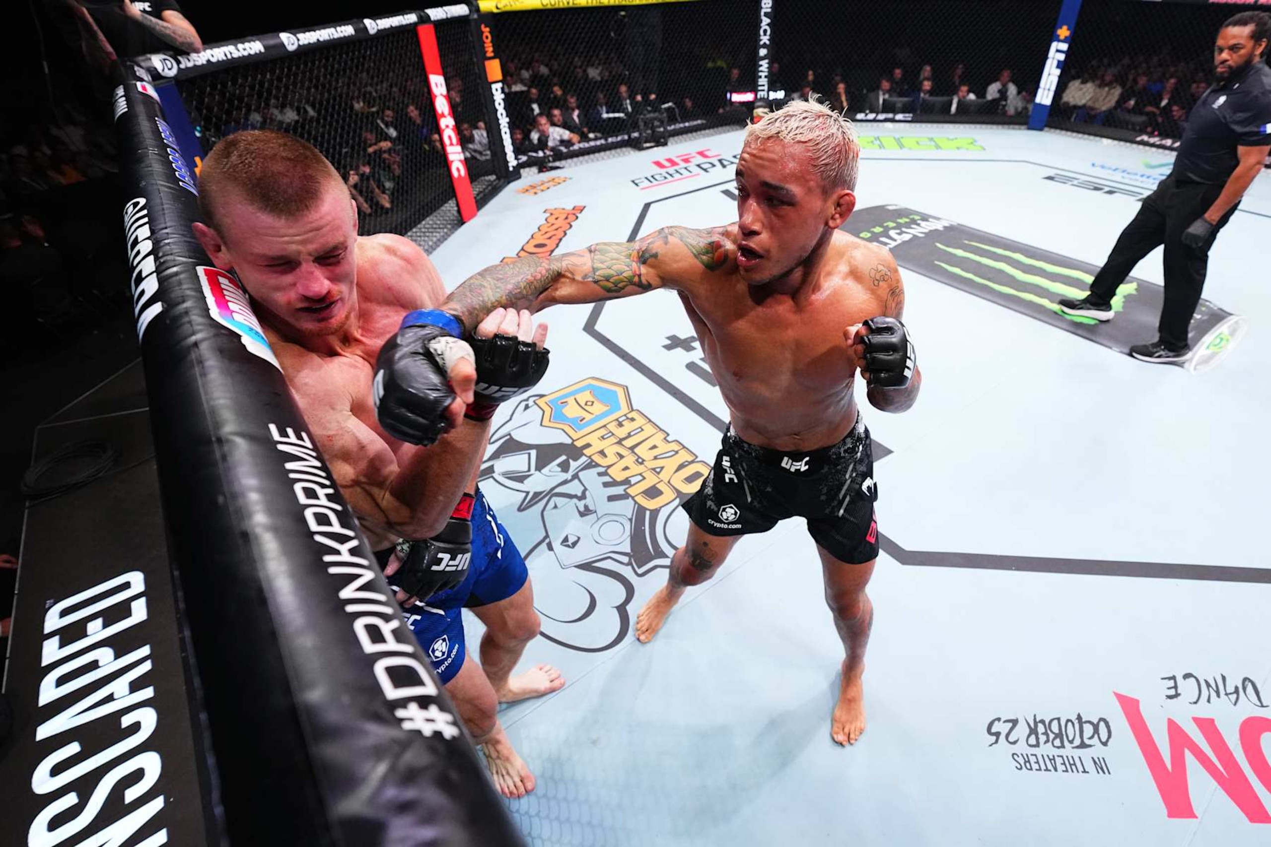 Bryan Battle punches Kevin Jousset