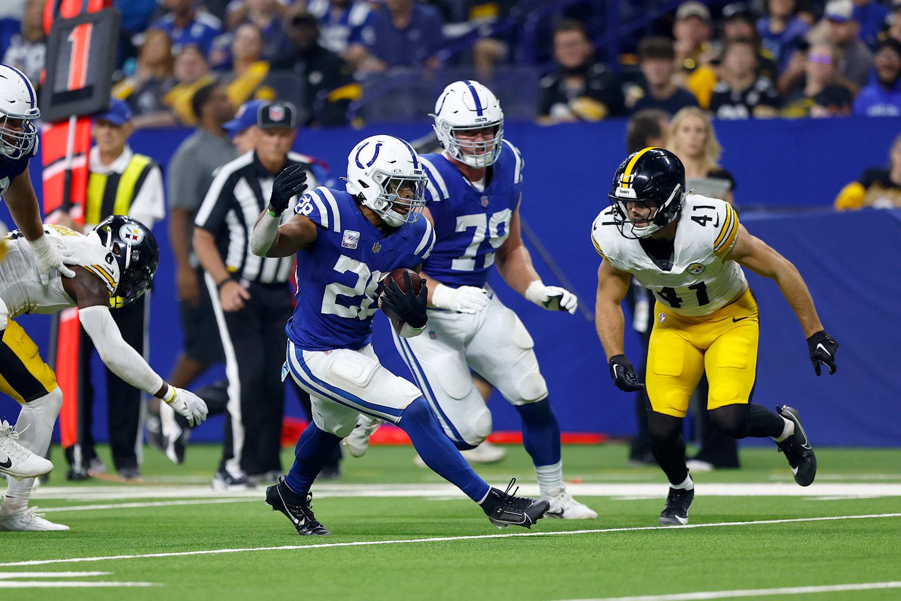 INDIANAPOLIS, IN - SEPTEMBER 29: Indianapolis Colts running back Jonathan Taylor (28) cuts back up field to avoid Pittsburgh Steelers linebacker Payton Wilson (41) during and NFL game between the Pittsburgh Steelers and the Indianapolis Colts on September 29, 2024 at Lucas Oil Stadium in Indianapolis, IN.  (Photo by Jeffrey Brown/Icon Sportswire via Getty Images)
