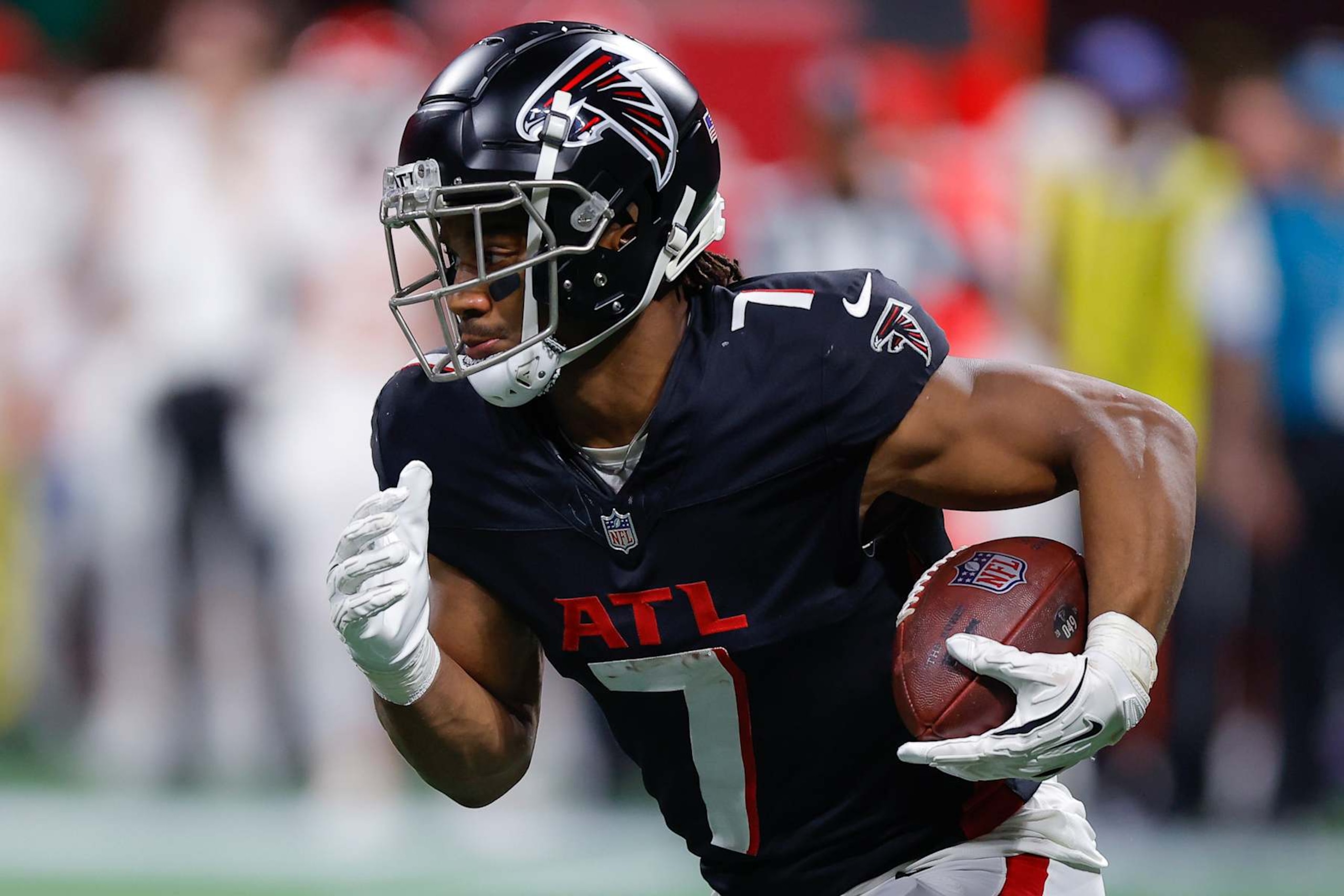 ATLANTA, GEORGIA - SEPTEMBER 22: Bijan Robinson #7 of the Atlanta Falcons rushes during the second quarter against the Kansas City Chiefs at Mercedes-Benz Stadium on September 22, 2024 in Atlanta, Georgia. (Photo by Todd Kirkland/Getty Images) ATLANTA, GEORGIA - SEPTEMBER 22: Bijan Robinson #7 of the Atlanta Falcons rushes during the second quarter against the Kansas City Chiefs at Mercedes-Benz Stadium on September 22, 2024 in Atlanta, Georgia. (Photo by Todd Kirkland/Getty Images)