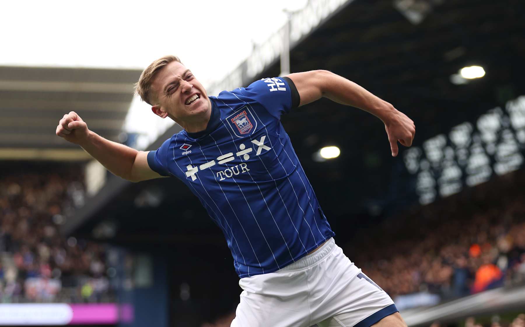 IPSWICH, ENGLAND - SEPTEMBER 29: Liam Delap of Ipswich Town celebrates scoring his team's first goal during the Premier League match between Ipswich Town FC and Aston Villa FC at Portman Road on September 29, 2024 in Ipswich, England. (Photo by Julian Finney/Getty Images)