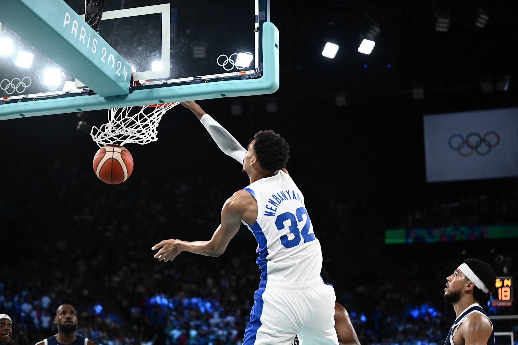 TOPSHOT - France's #32 Victor Wembanyama dunks the ball in the men's Gold Medal basketball match between France and USA during the Paris 2024 Olympic Games at the Bercy  Arena in Paris on August 10, 2024. (Photo by Aris MESSINIS / AFP) (Photo by ARIS MESSINIS/AFP via Getty Images)