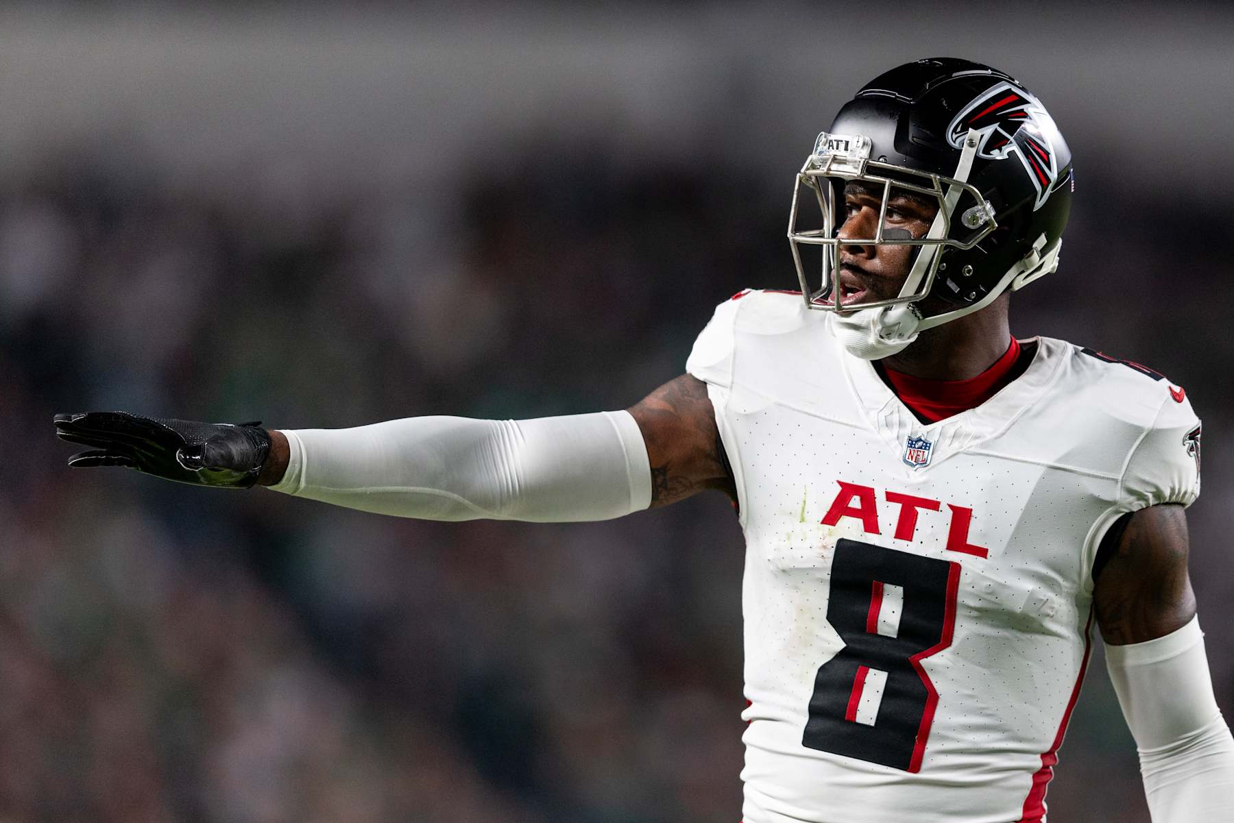 PHILADELPHIA, PENNSYLVANIA - SEPTEMBER 16: Kyle Pitts #8 of the Atlanta Falcons signals as he lines up during an NFL football game between the Philadelphia Eagles and the Atlanta Falcons at Lincoln Financial Field on September 16, 2024 in Philadelphia, Pennsylvania. (Photo by Michael Owens/Getty Images)