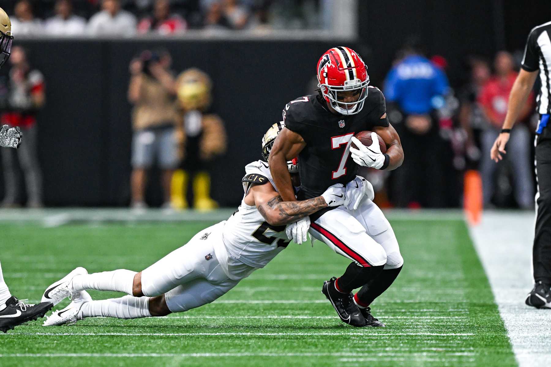 Bijan Robinson runs the ball against the Saints.