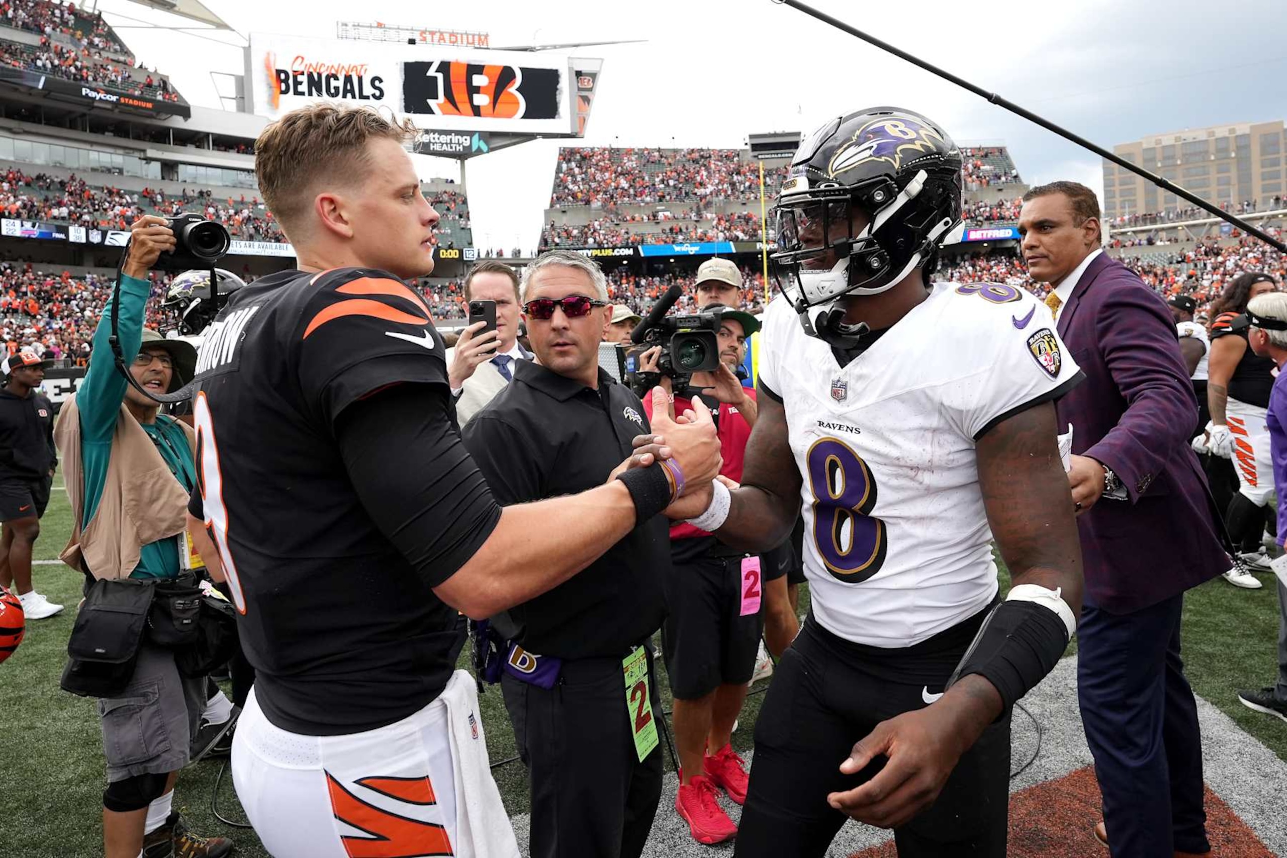 Bengals QB Joe Burrow (left) and Ravens QB Lamar Jackson (right)