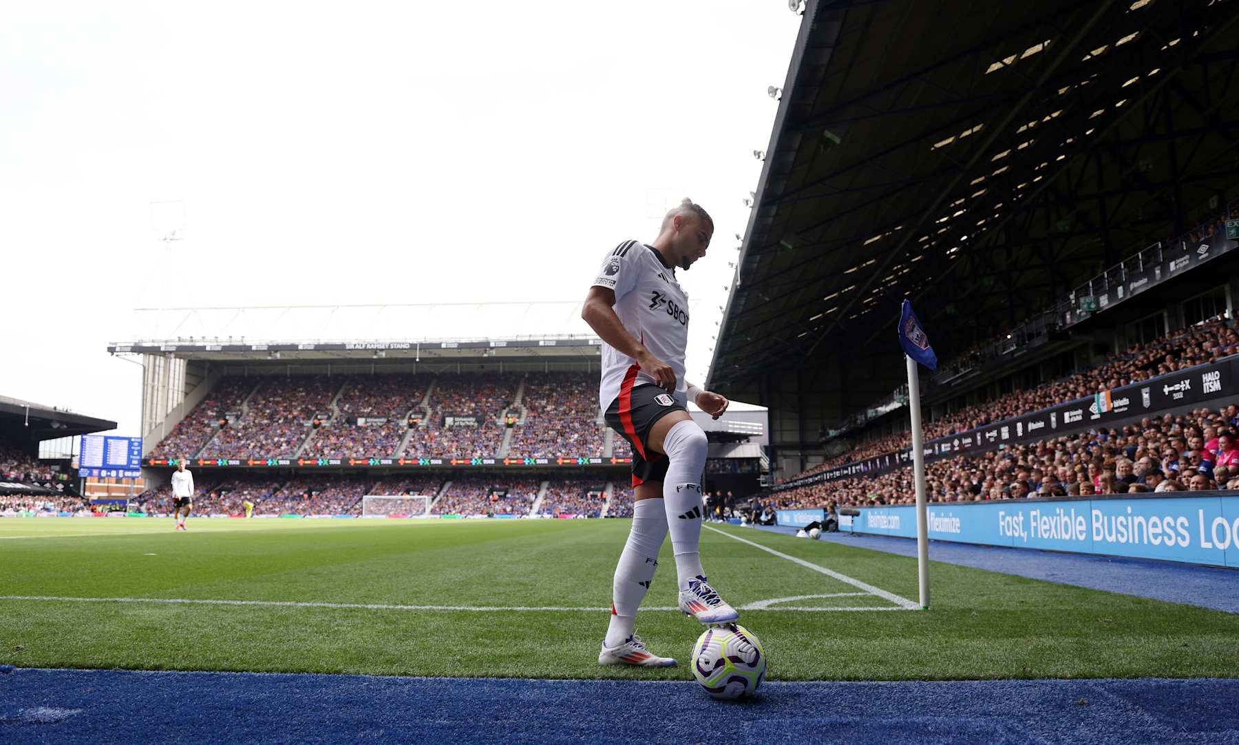 IPSWICH, ENGLAND - AUGUST 31: Andreas Pereira of Fulham prepares to take a corner during the Premier League match between Ipswich Town FC and Fulham FC at Portman Road on August 31, 2024 in Ipswich, England. (Photo by Paul Harding/Getty Images)